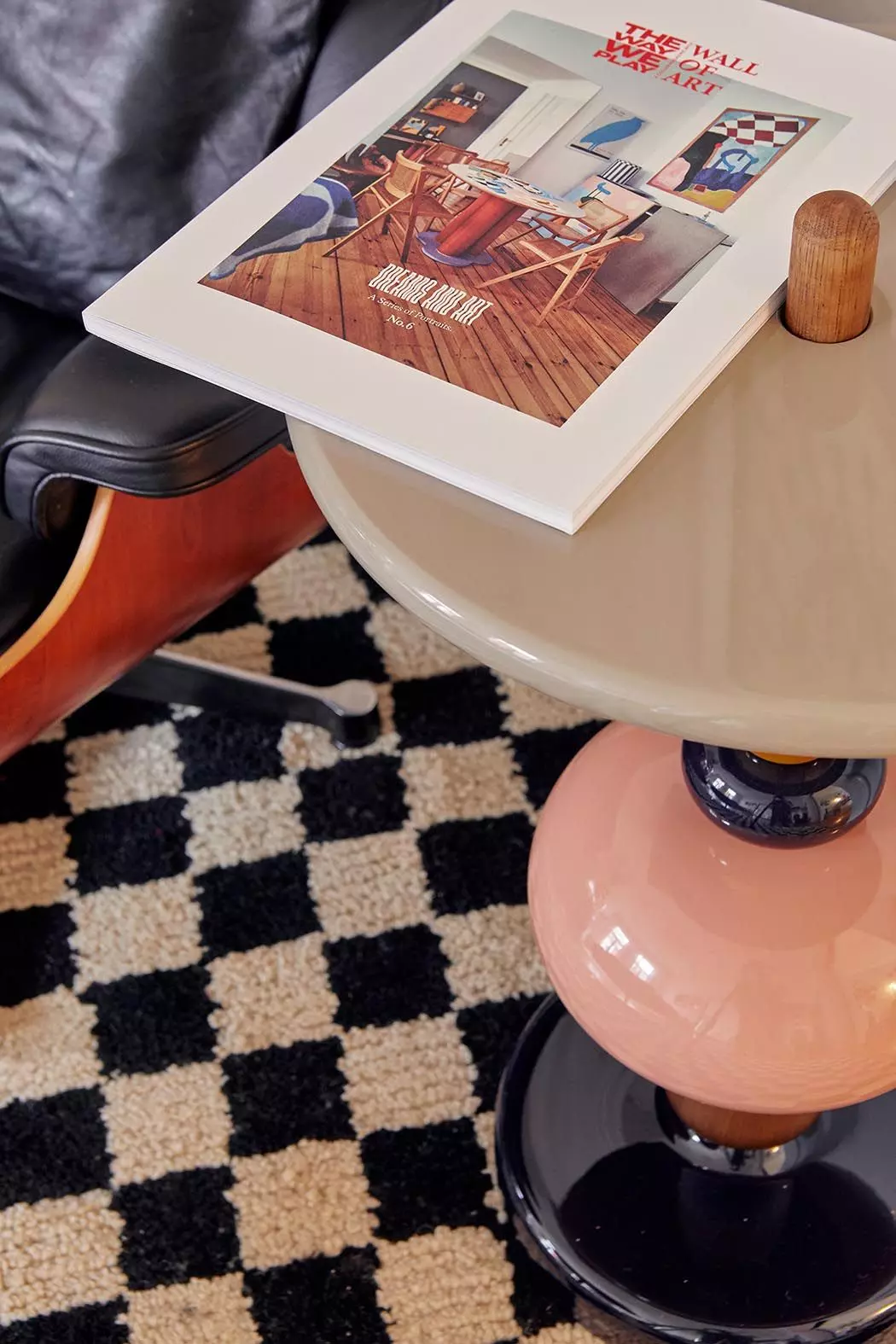 Buch "Dreams and Art" auf Vintage- Beistelltisch - femtastics