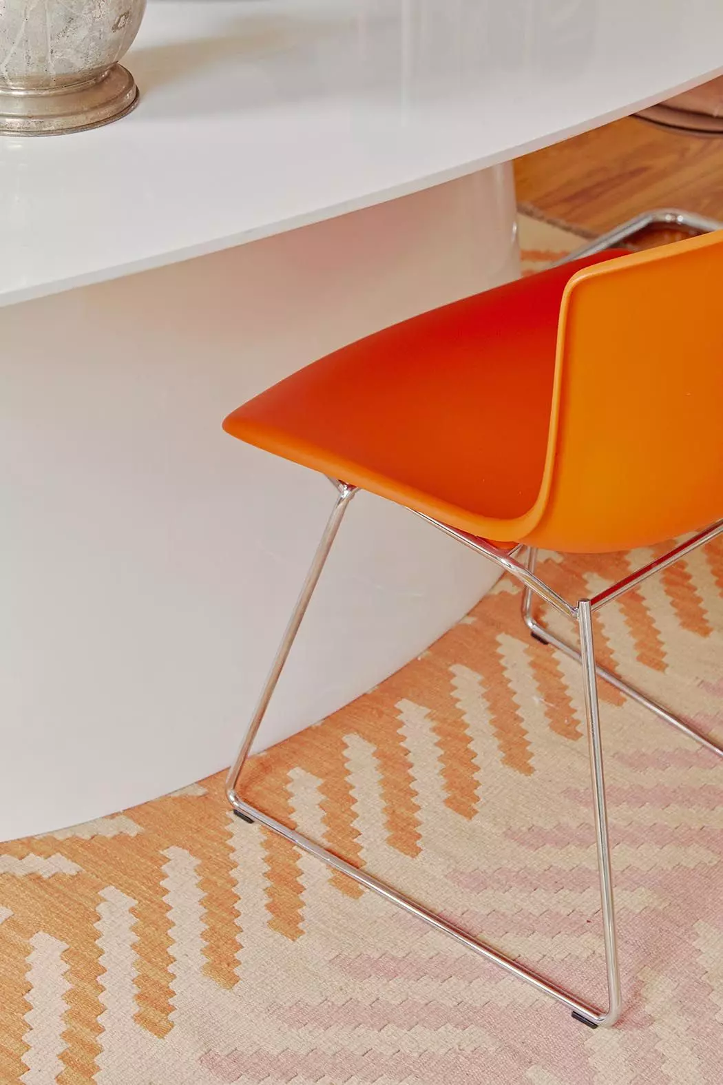 Detailaufnahme eines orangefarbenen Designerstuhls - femtastics