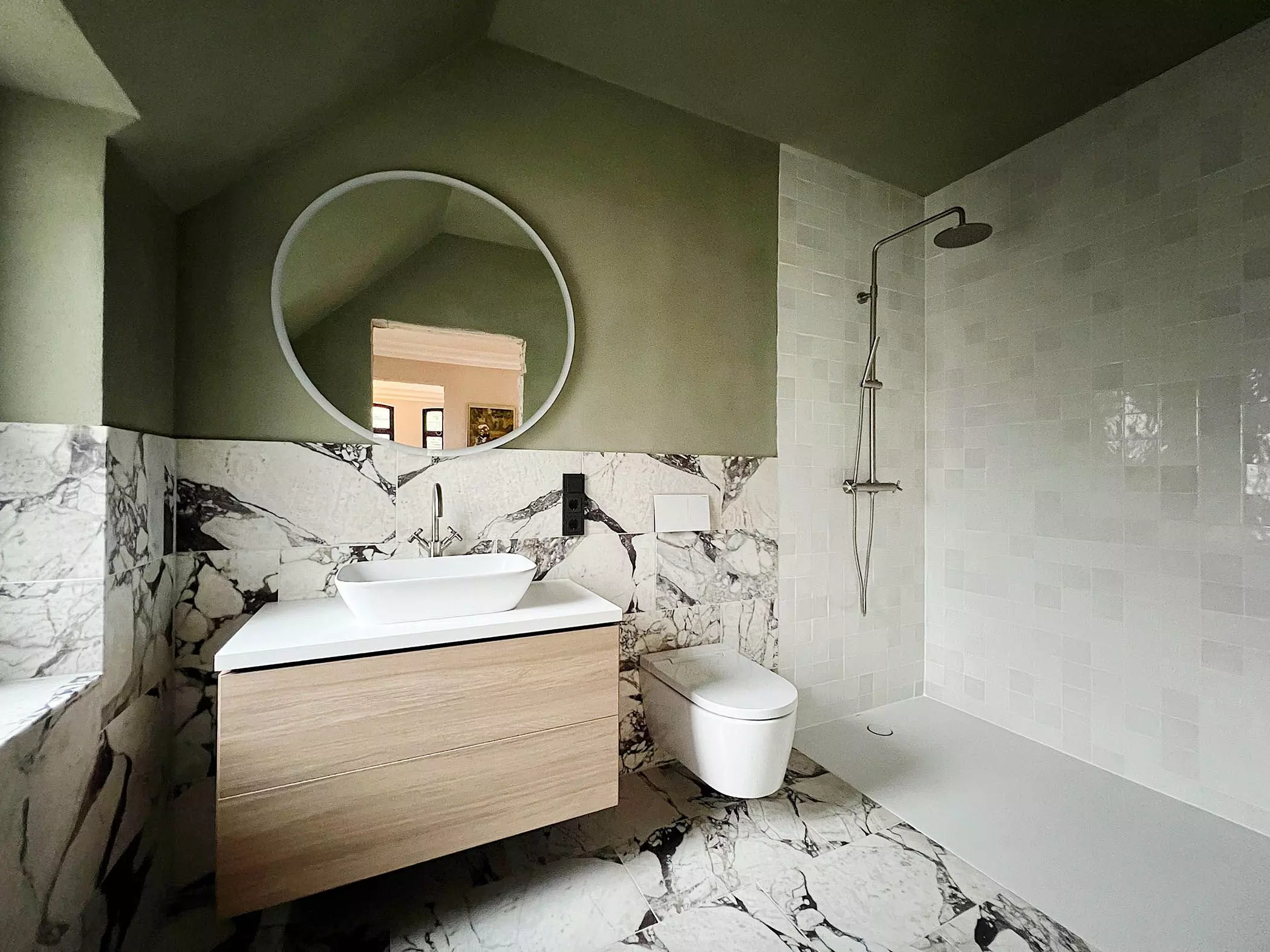 Badezimmer mit Marmor