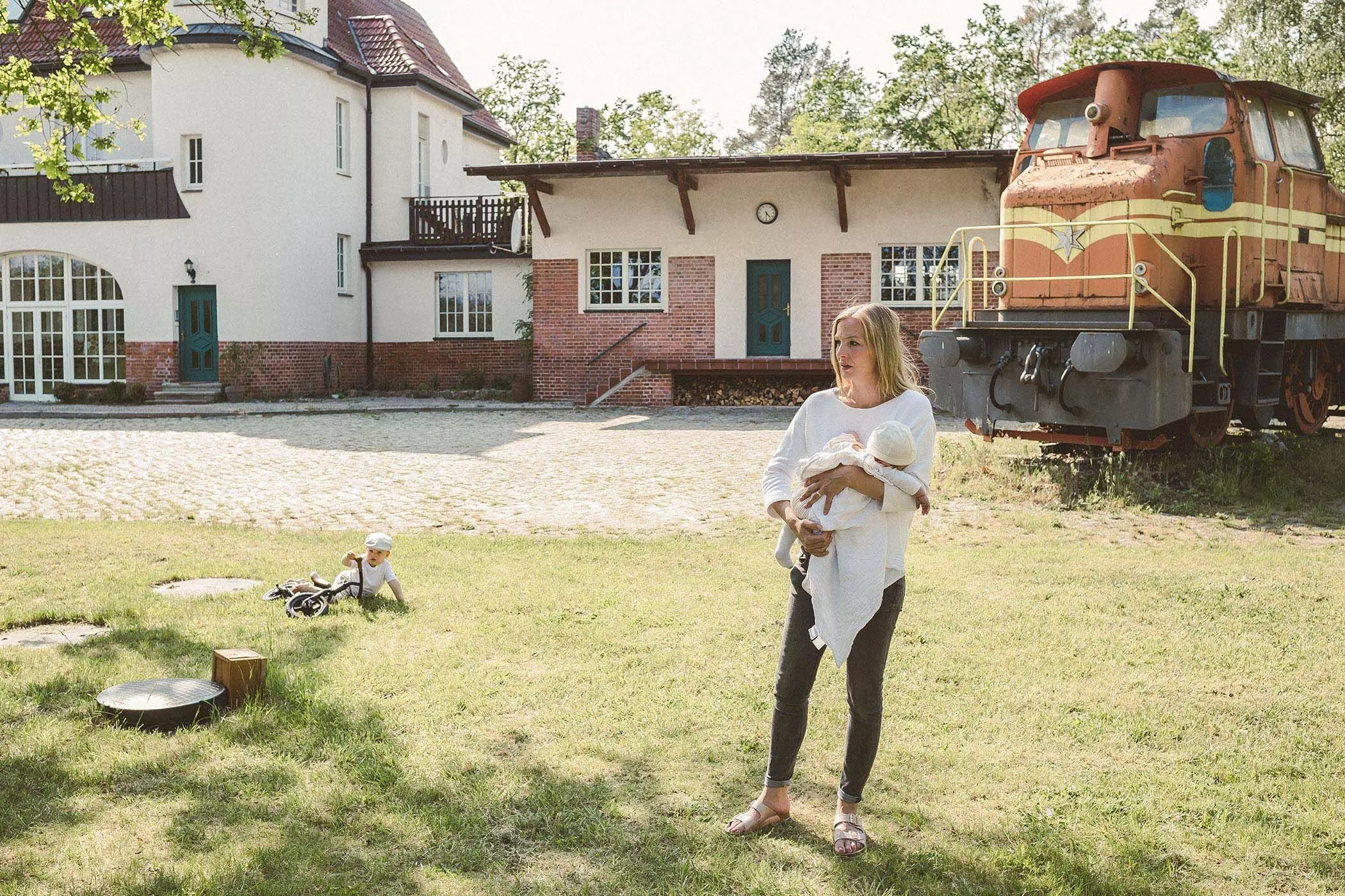 Nina und ihre beiden Kinder vor der alten Lok auf dem Hof der "Bahnhofszeit" - femtastics