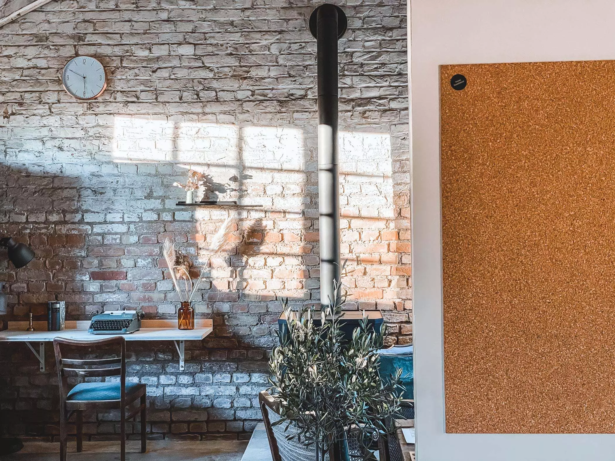 Alte Backsteinwand, Kamin und Korkpinnwand sorgen für einen gemütlichen Arbeitsplatz - femtastics