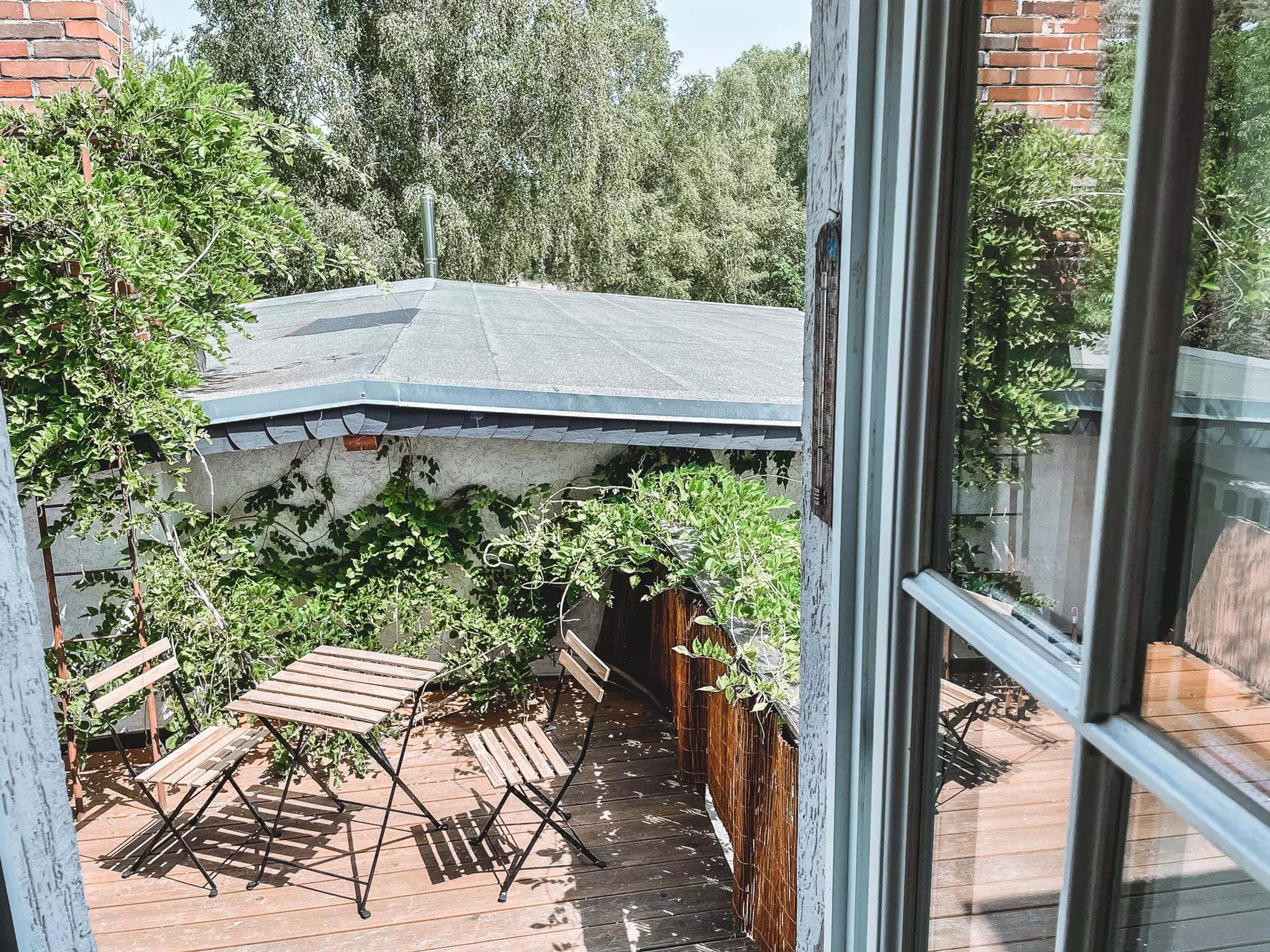 Kleine begrünte Dachterrasse mit Sitzplatz in der Sonne - femtastics