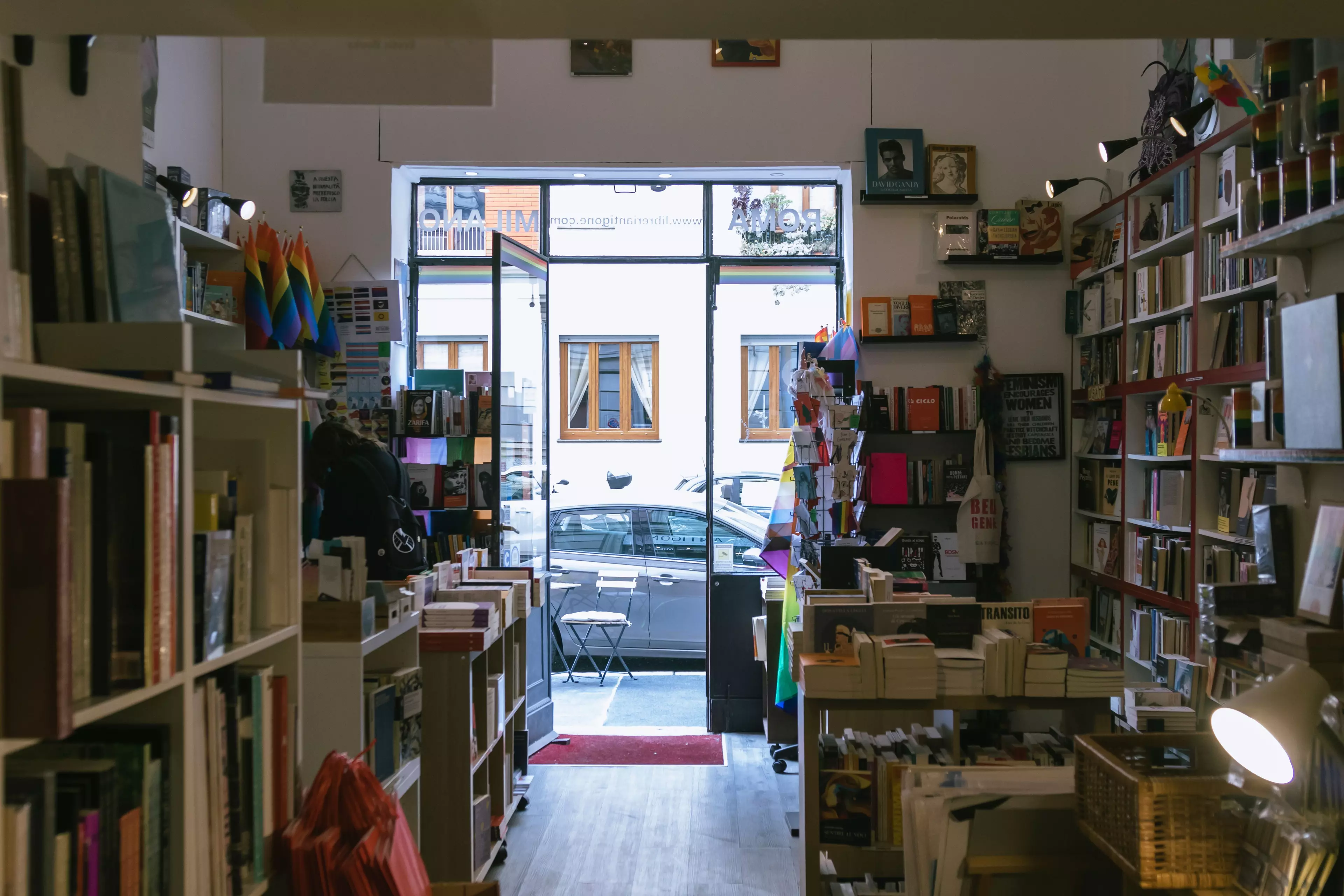 In der Libreria Antigone in Mailand gibt es queere Literatur, Tarotkarten und Merch.