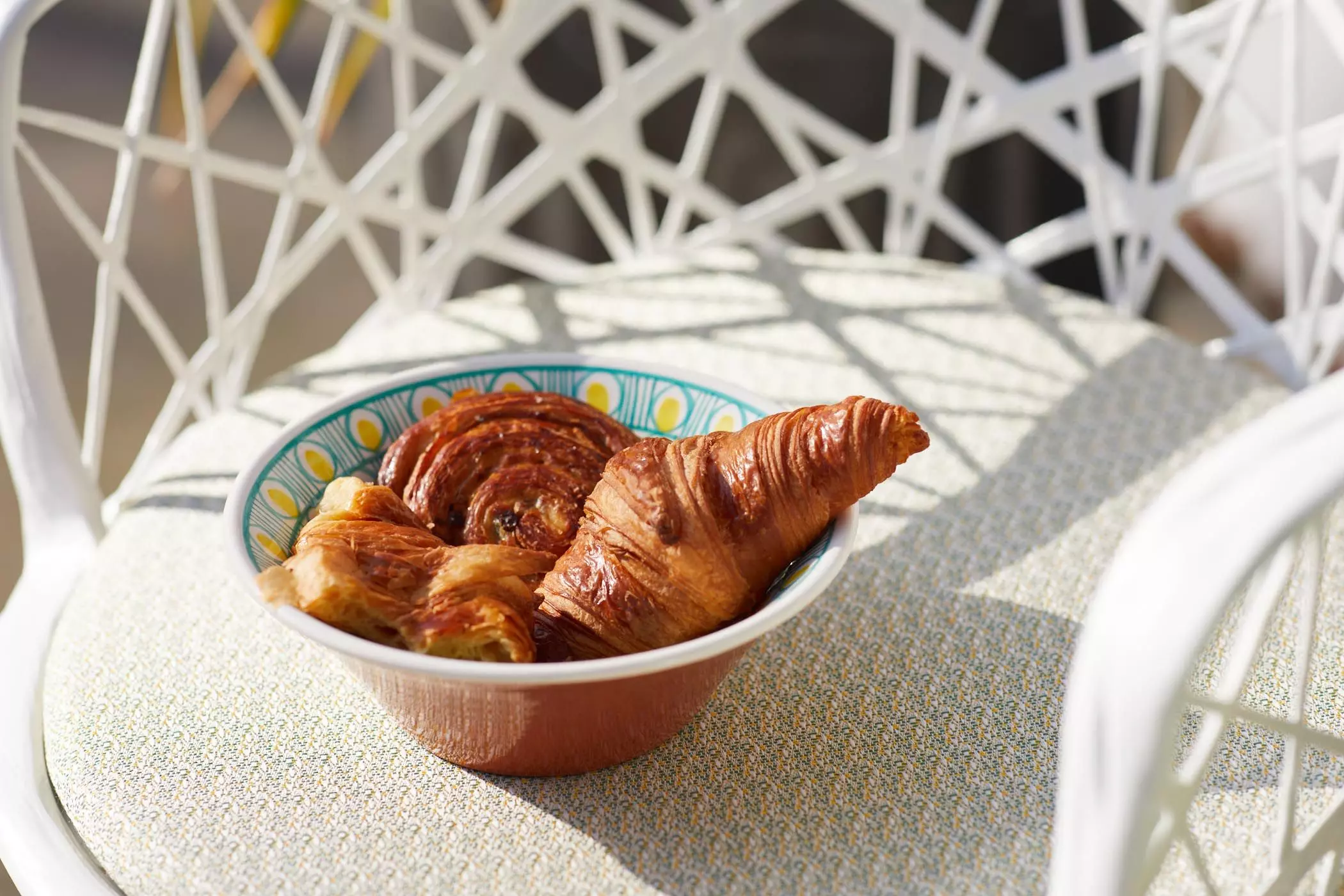 Keramikschüssel mit Croissants in der Sonne - femtastics