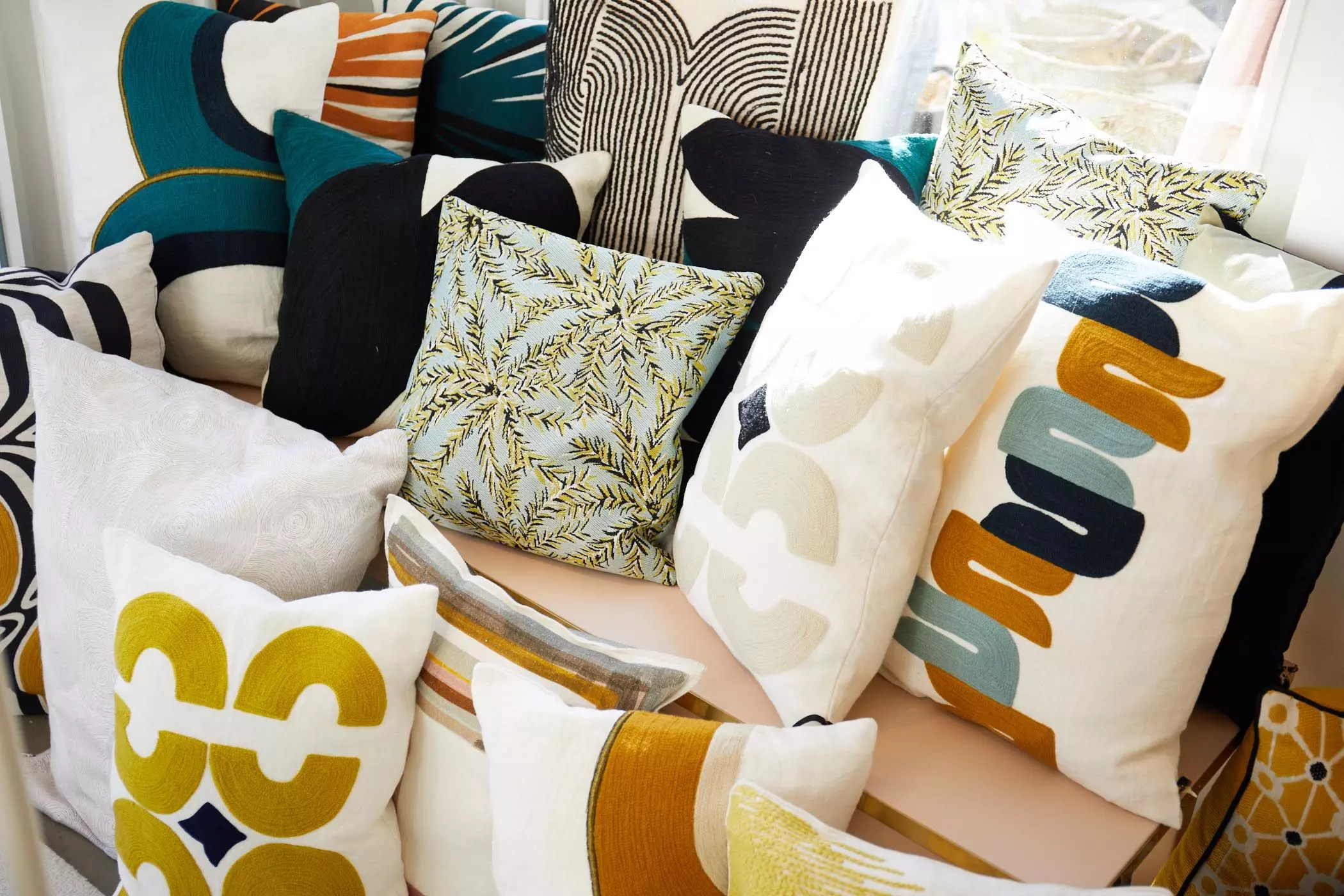 Auswahl an verschiedenen Deko-Kissen im Laden "Bon Voyage Interieur"- femtastics