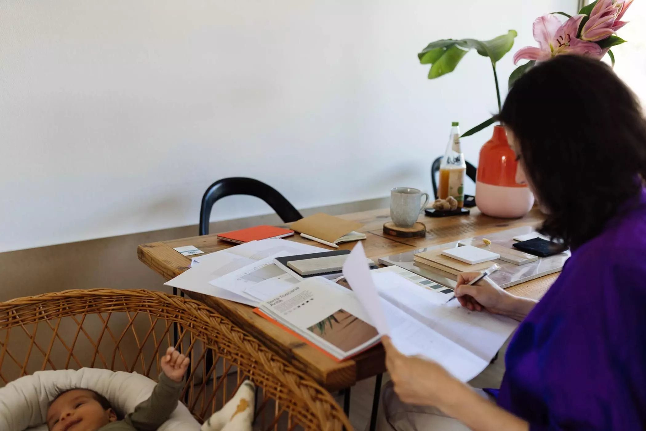 Autorin Büsra Qadir arbeitet am Schreibtisch | femtastics