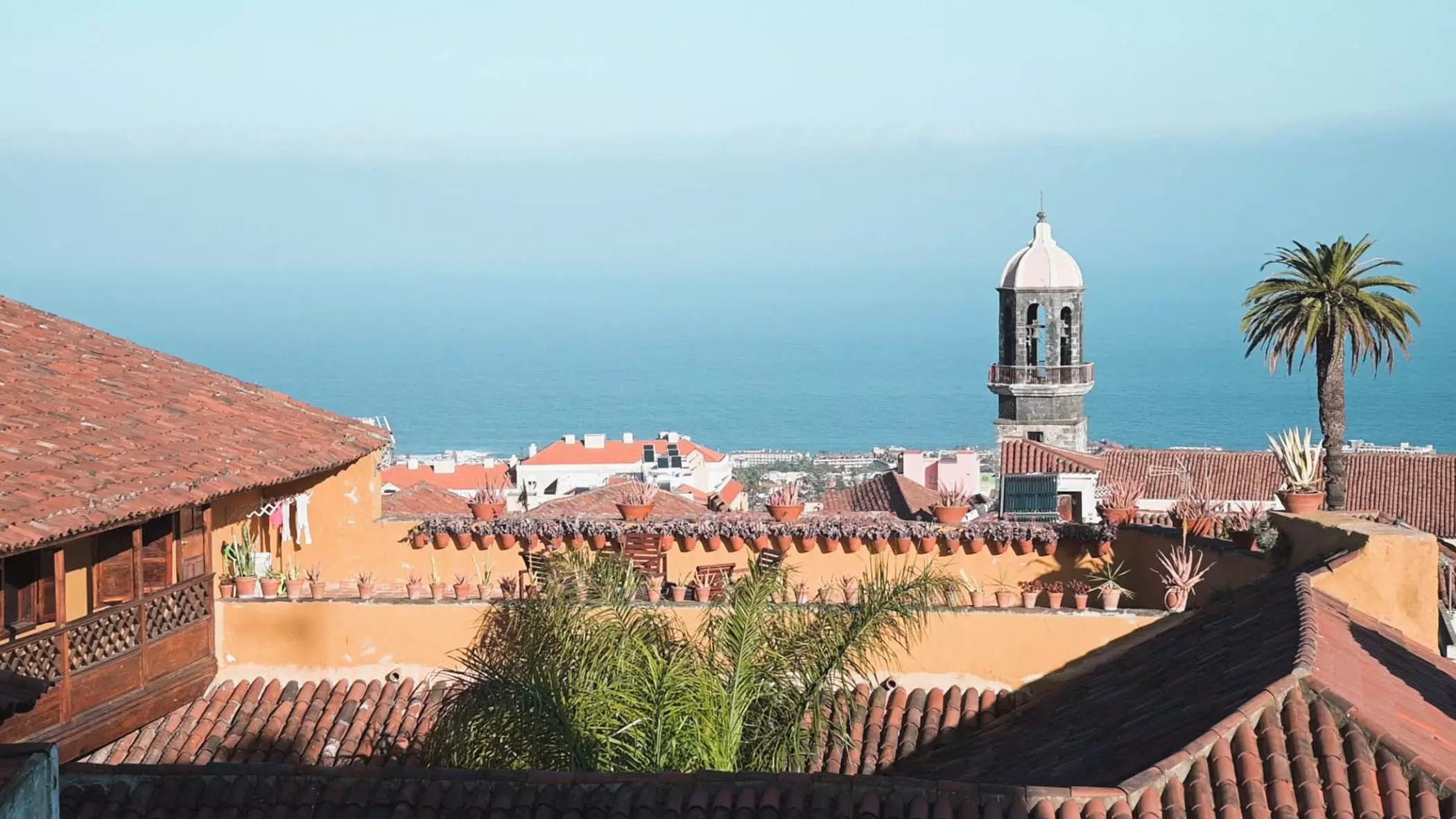 Blick zum Meer über die Dächer der Ortschaft La Orotava auf Teneriffa - femtastics