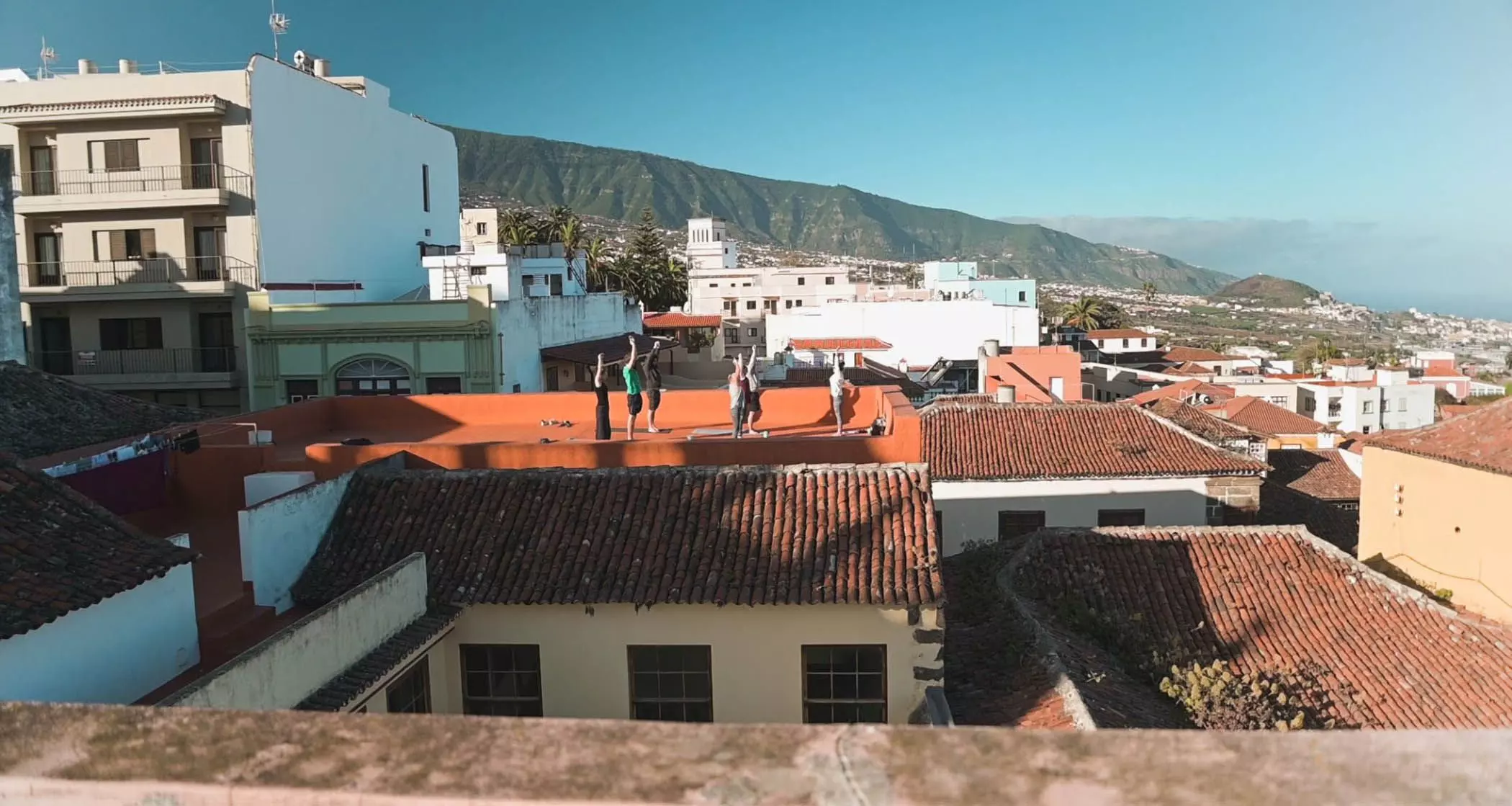 Yoga auf der Dachterrasse mit Blick auf die Ortschaft La Orotava im "Nine Coliving" auf Teneriffa - femtastics