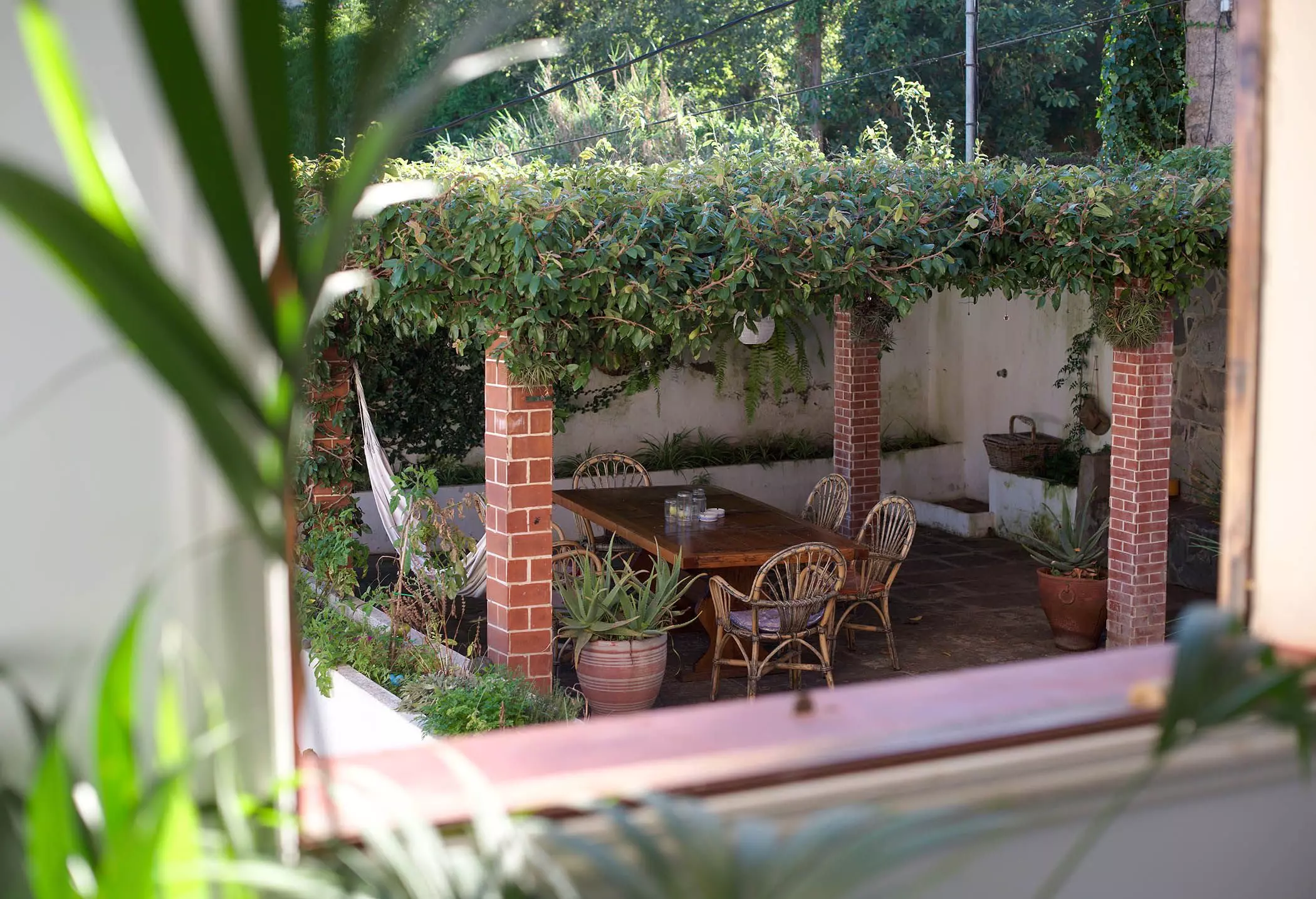 Begrünte Terrasse mit Pergola im "Nine Coliving" auf Teneriffa - femtastics