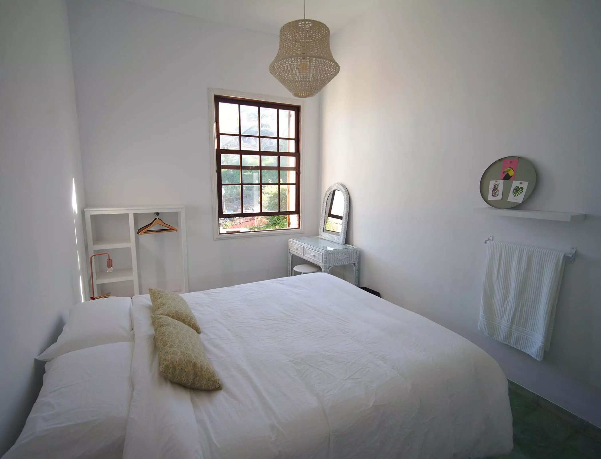 Helles Gästezimmer mit Doppelbett und Schminktisch im "Nine Coliving" auf Teneriffa - femtastics