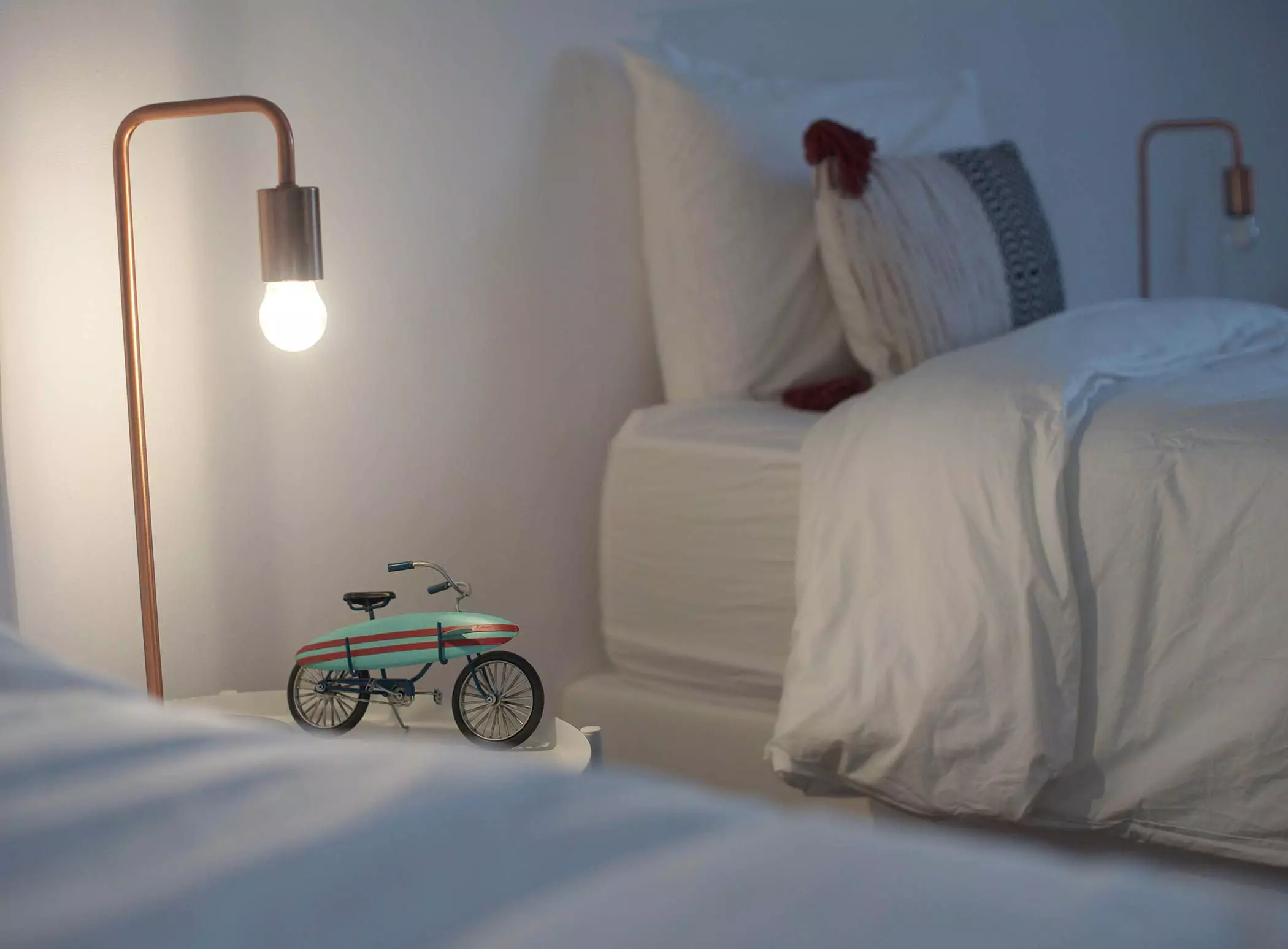 Modernes Gästezimmer mit Surfer-Deko im "Nine Coliving" auf Teneriffa im Ort La Orotava - femtastics