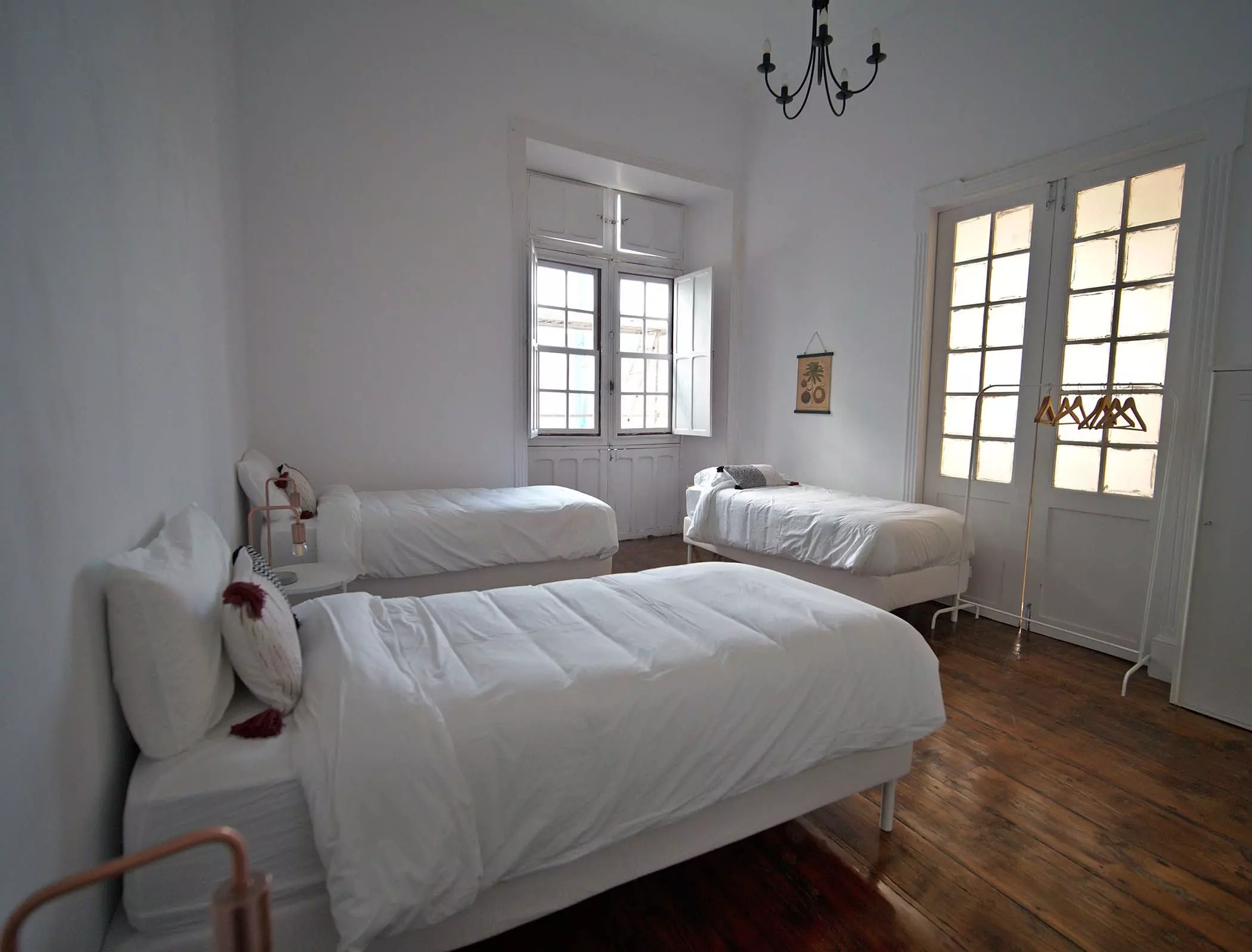 Helles Dreibettzimmer im "Nine Coliving" auf Teneriffa - femtastics
