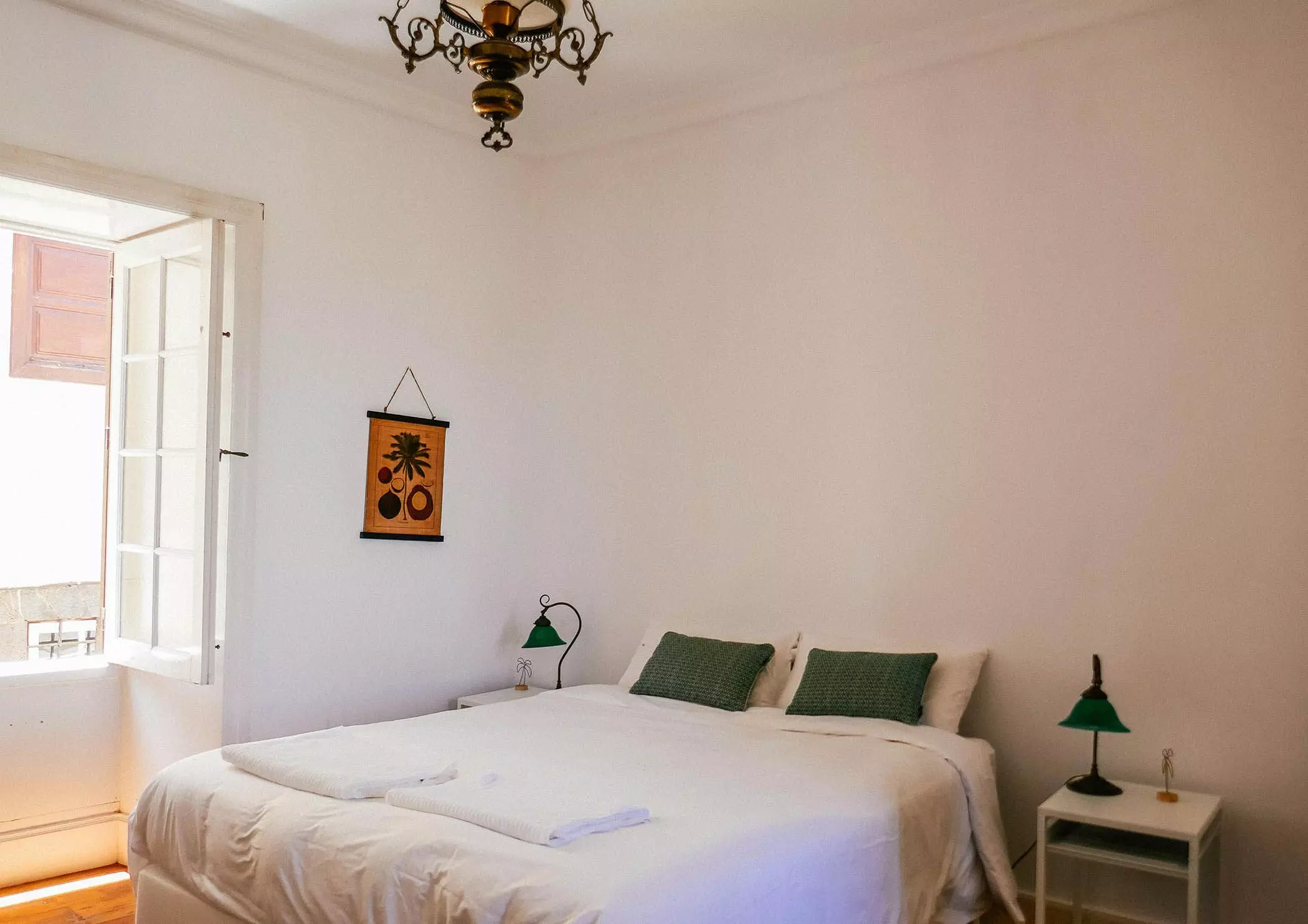 Helles Gästezimmer im "Nine Coliving" auf Teneriffa - femtastics