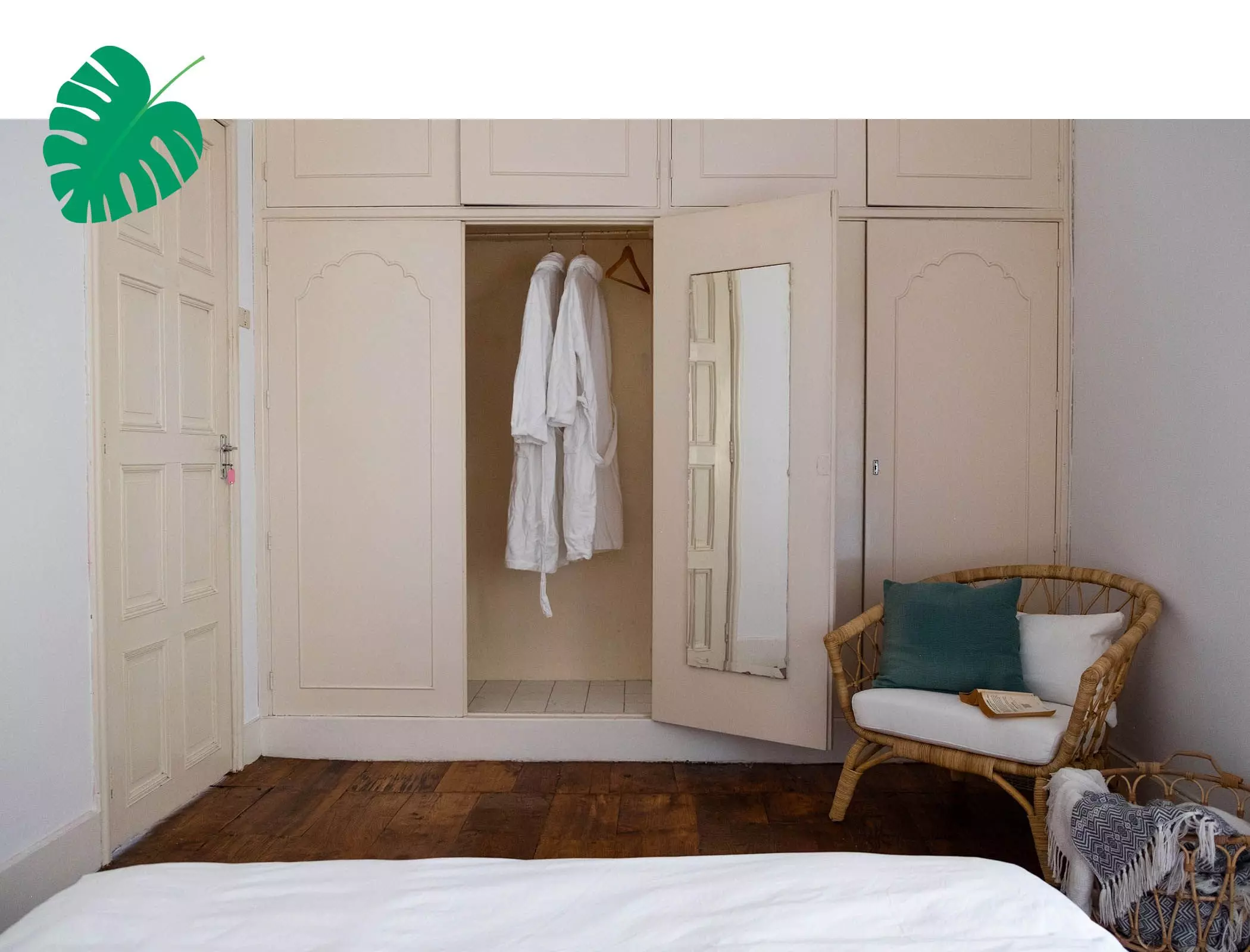 Typischer spanischer Einbauschrank in einem Gästezimmer des "Nine Coliving" auf Teneriffa - femtastics