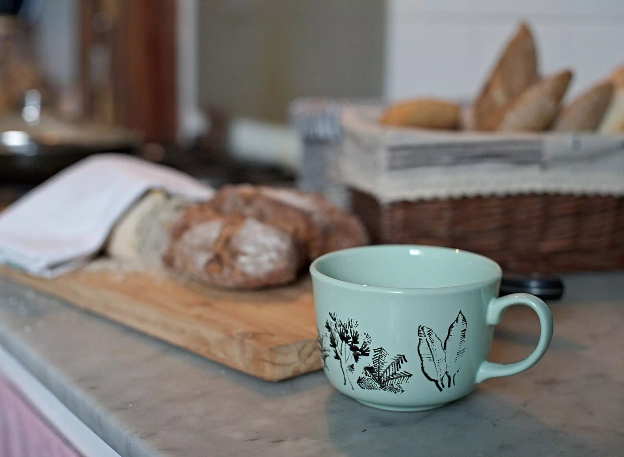 Mintfarbene Tasse und frisches Brot - femtastics