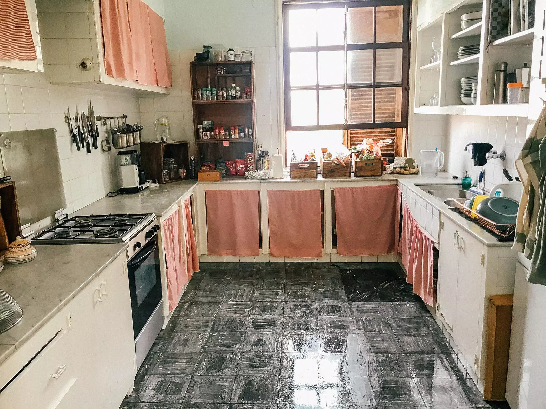 Gemeinschaftsküche des "Nine Coliving" auf Teneriffa - femtastics
