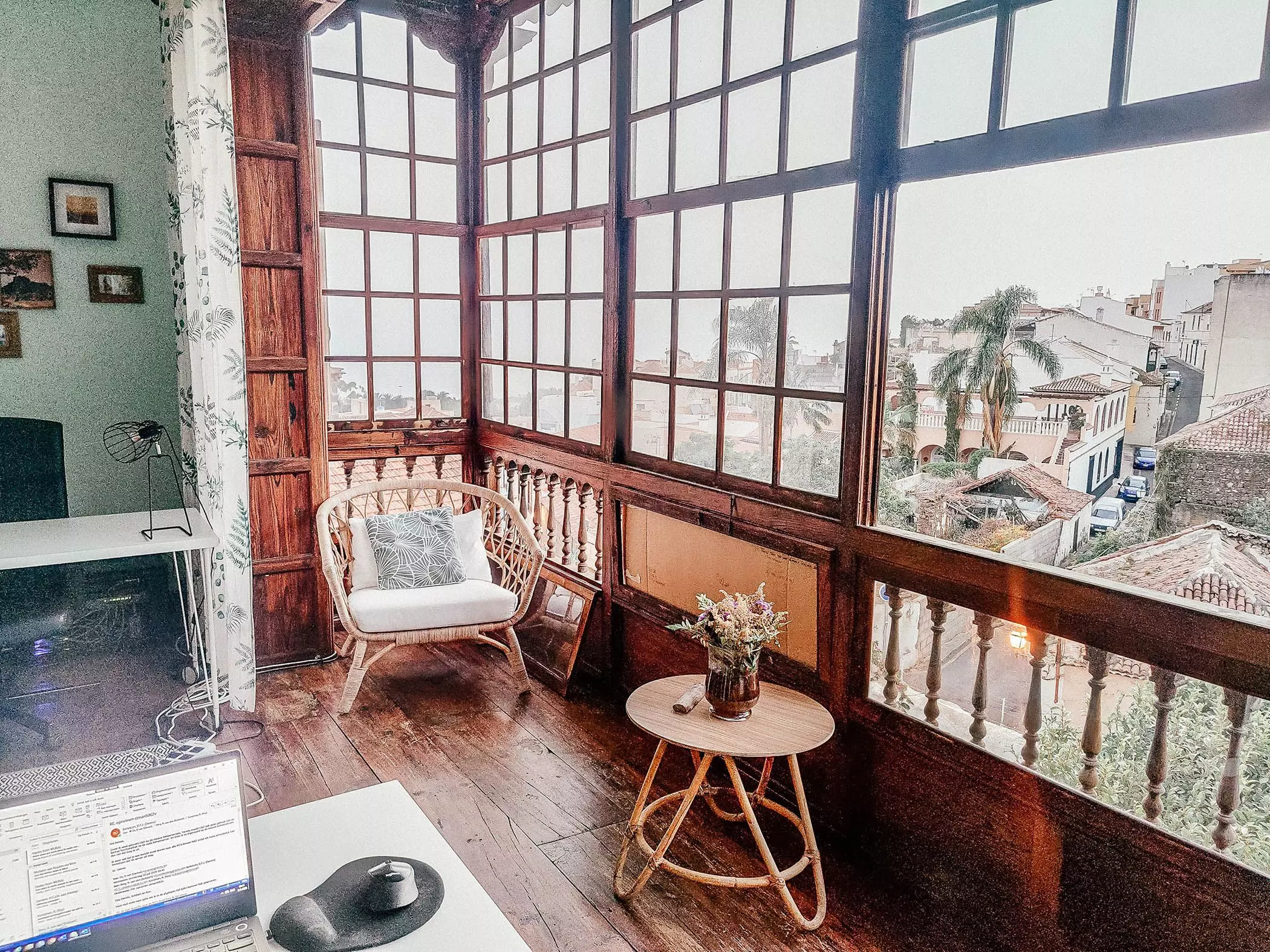 Arbeiten im Co-Working-Space von "Nine Coliving" auf Teneriffa mit Blick über die Ortschaft La Orotava - femtastics