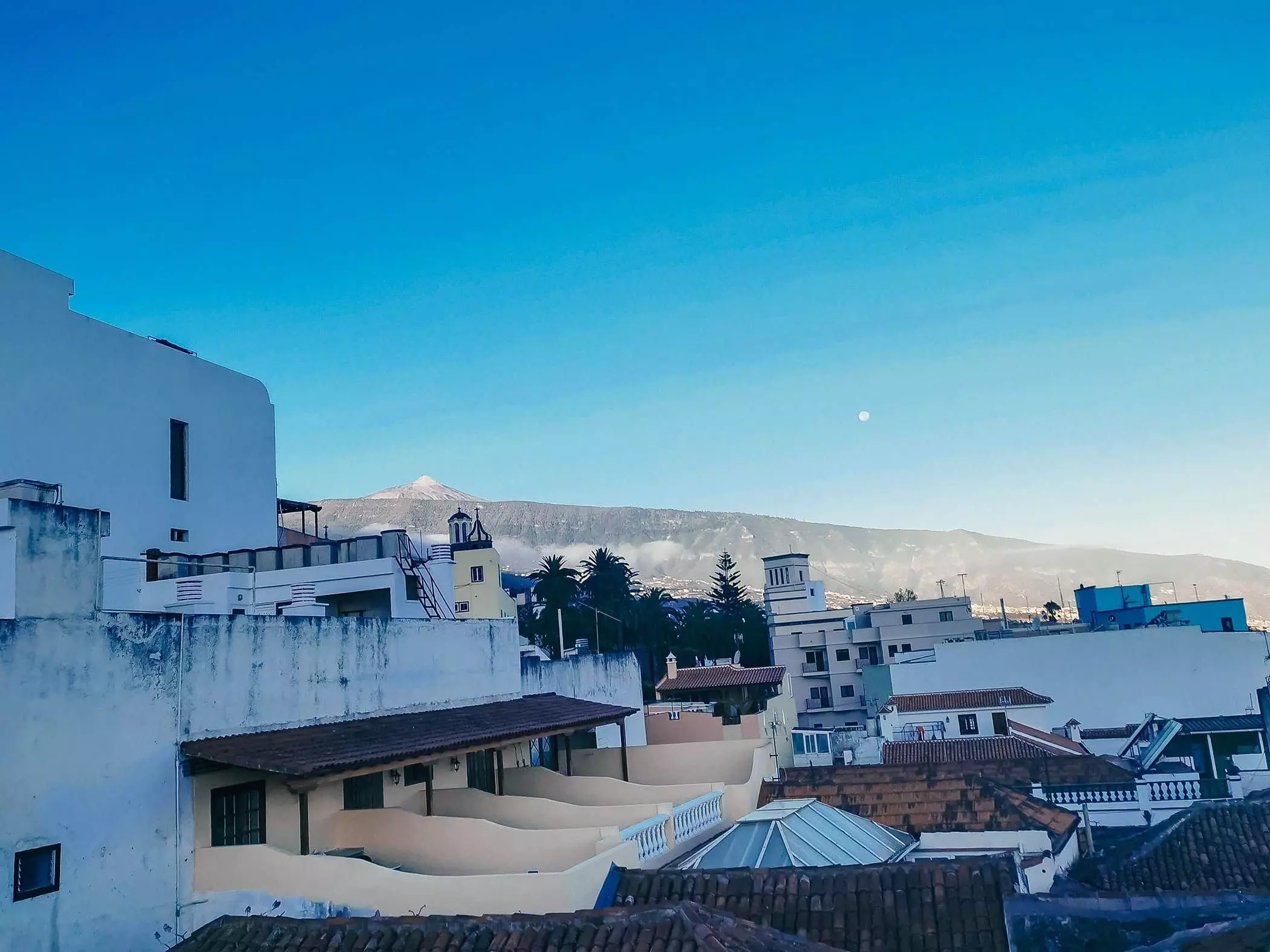 Blick vom "Nine Coliving" über die Dächer von Teneriffa - femtastics