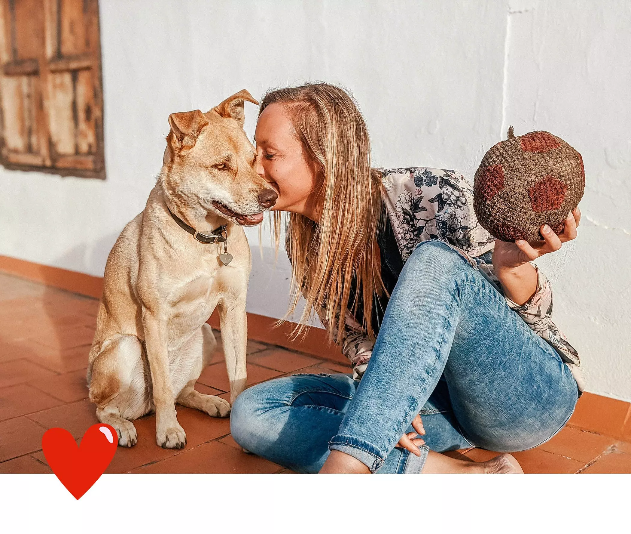 Anne Kuppens mit ihrem Hund auf der Dachterrasse des"Nine Coliving" auf Teneriffa - femtastics