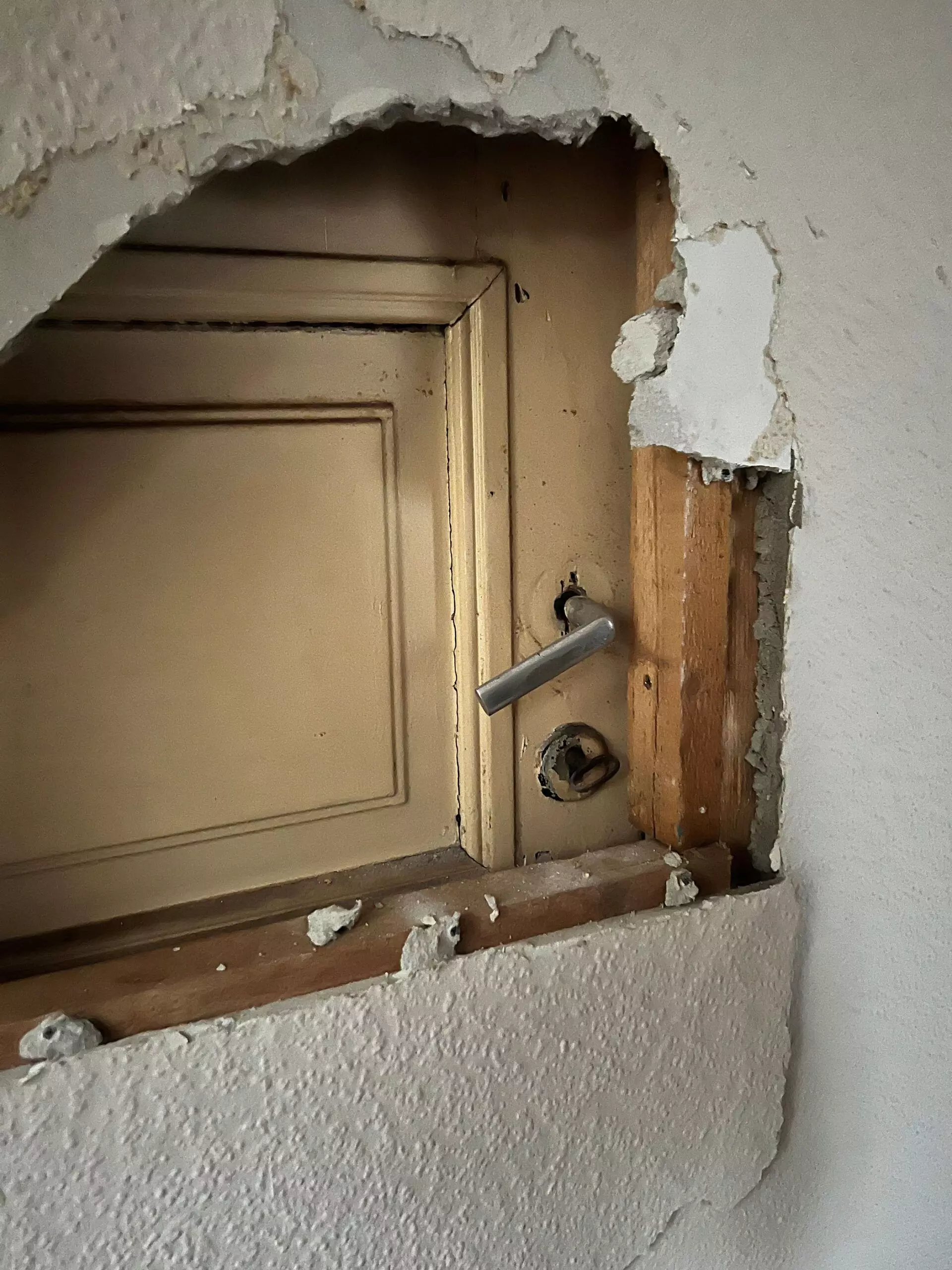 Geheimtür hinter einer Wand - femtastics