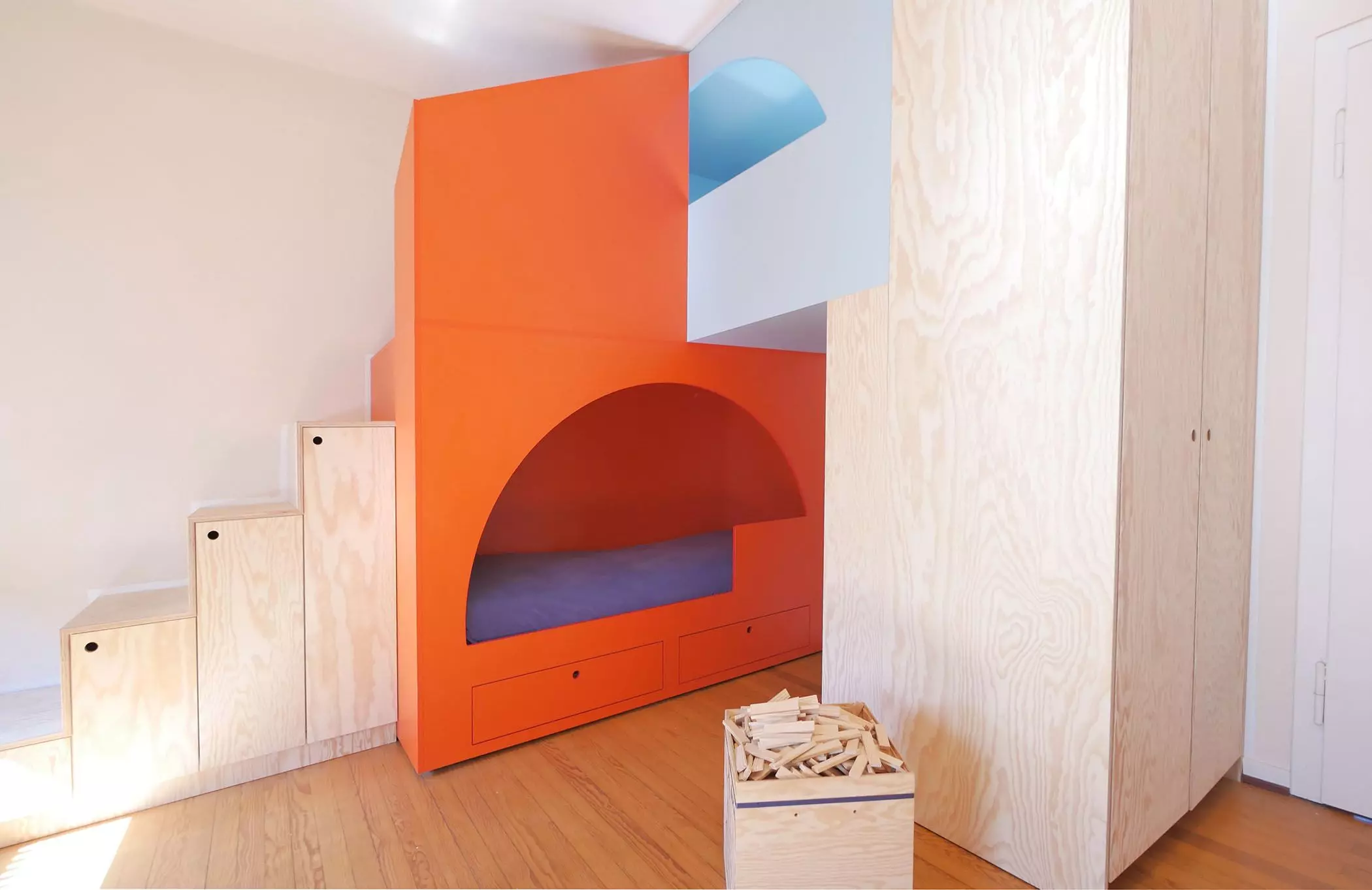 Raumumgestaltung von „Habitiny“ - Hochbett mit Stauraum in Treppe | femtastics