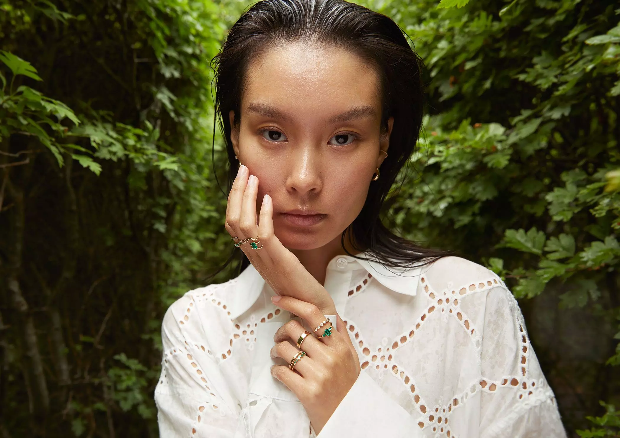 Eine Frau trägt Schmuckringe mit grünen Smaragden – femtastics