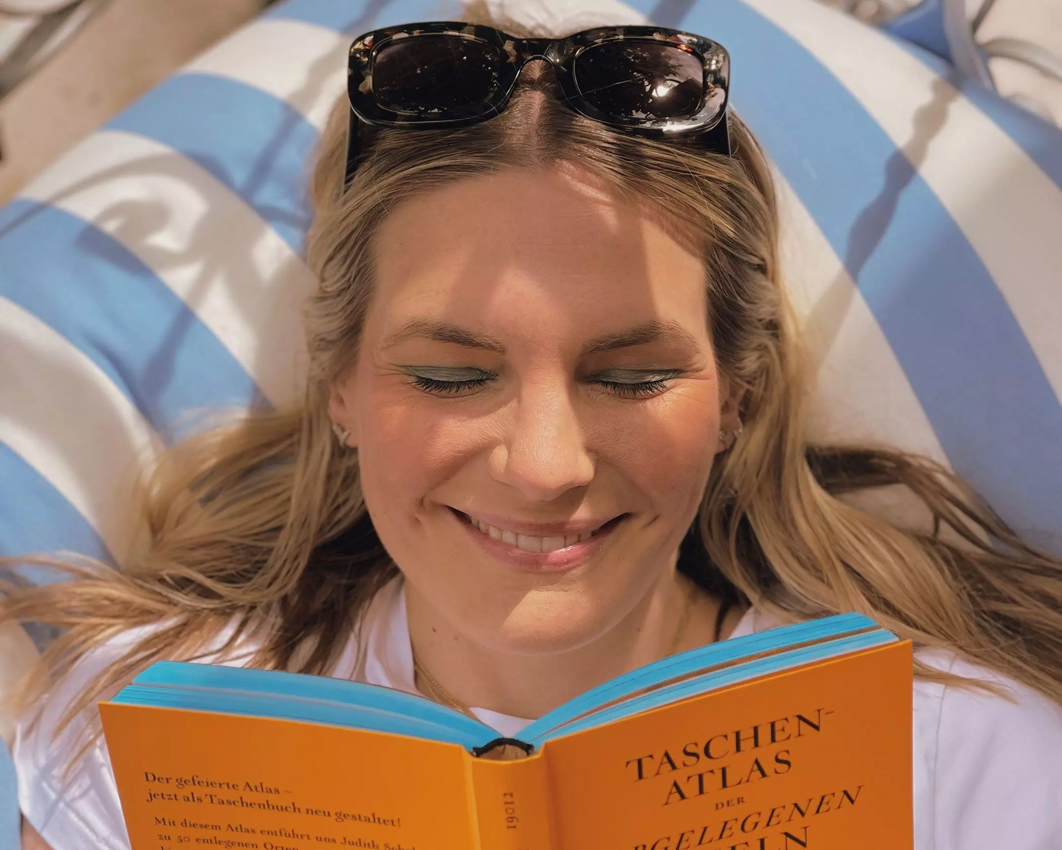Anna Weilberg liest ein Buch - femtastics