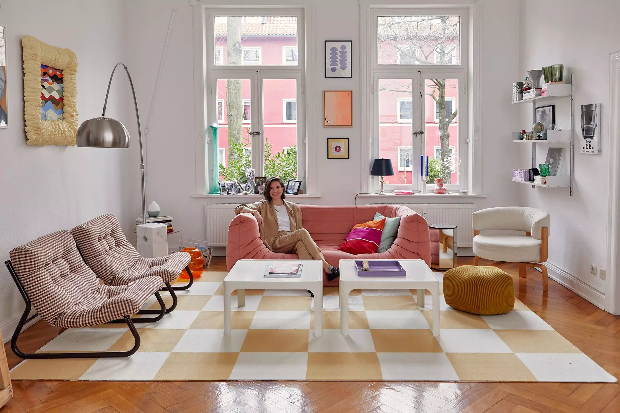 Leonie Pauls in ihrem Stylischen Wohnzimmer voller Liebhaberstücke - femtastics