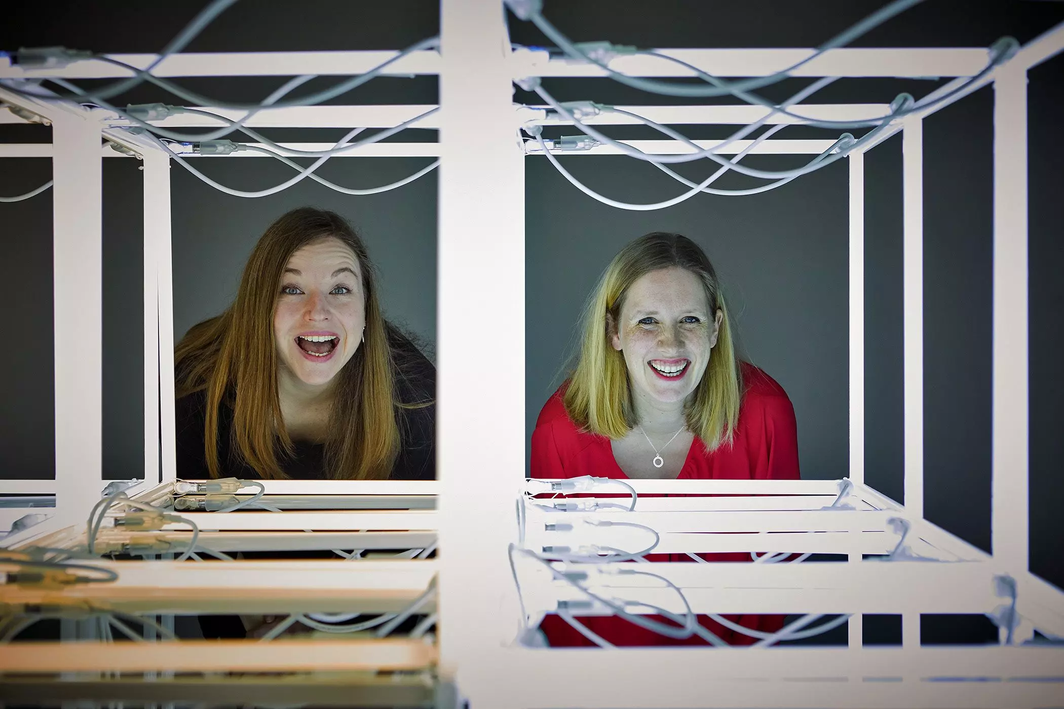 Lina Scheewe, Annika Landmann und das Kunst Werk "Changing Neon Sculpture" von Jeppe Hein: - femtastics