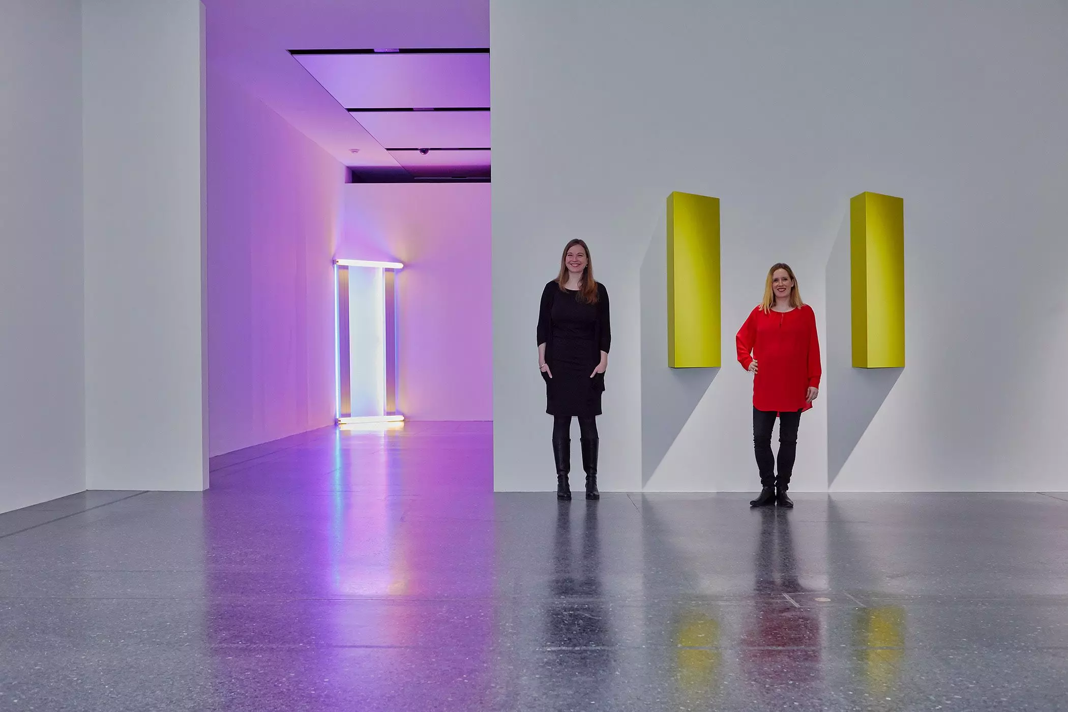 Lina Scheewe, Annika Landmann und das Kunstwerk "Reliefs Serie C" von Charlotte Posenenske - femtastics
