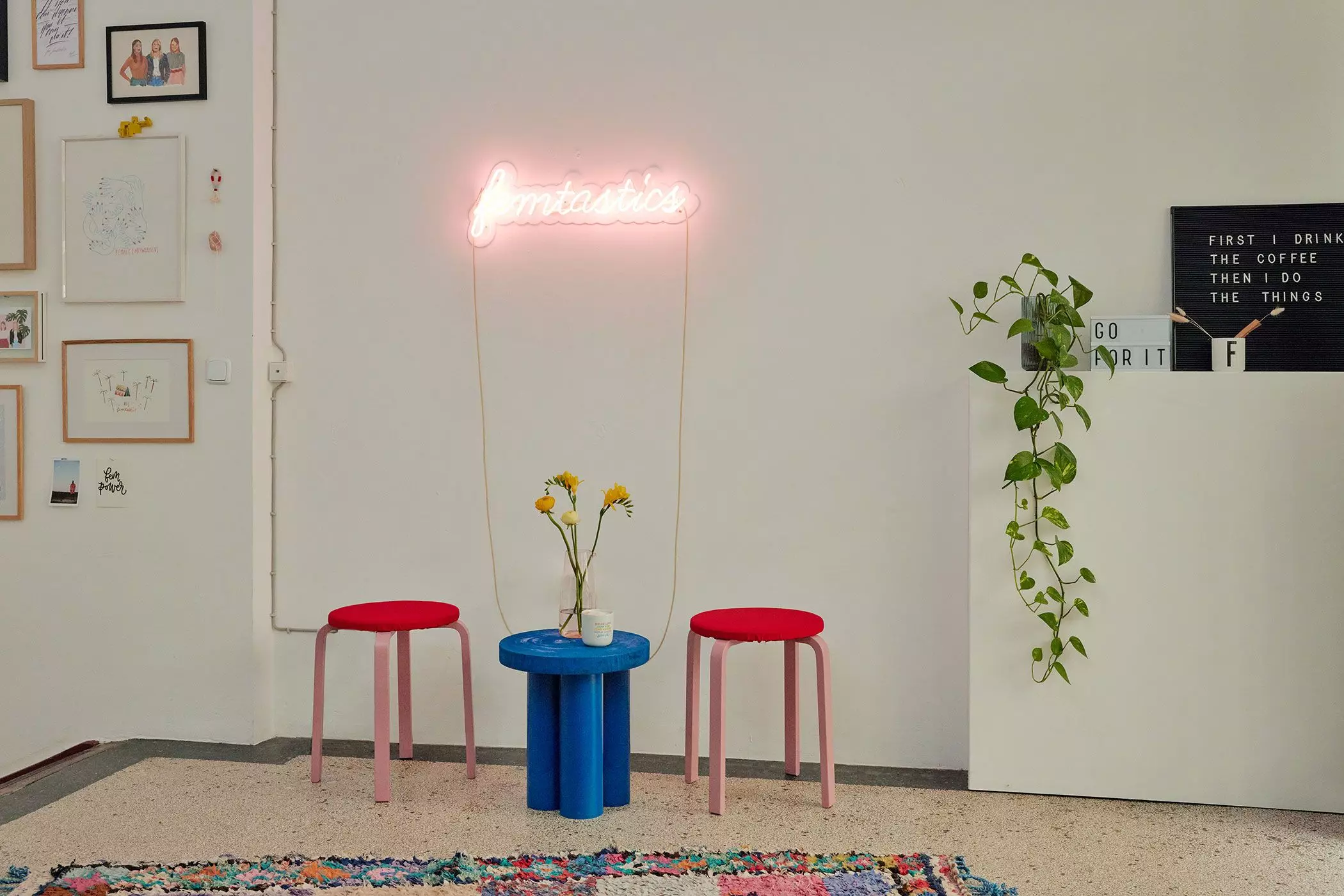 DIY-Projekt Beistelltisch aus Rohren und gepolsterte Hocker – femtastics