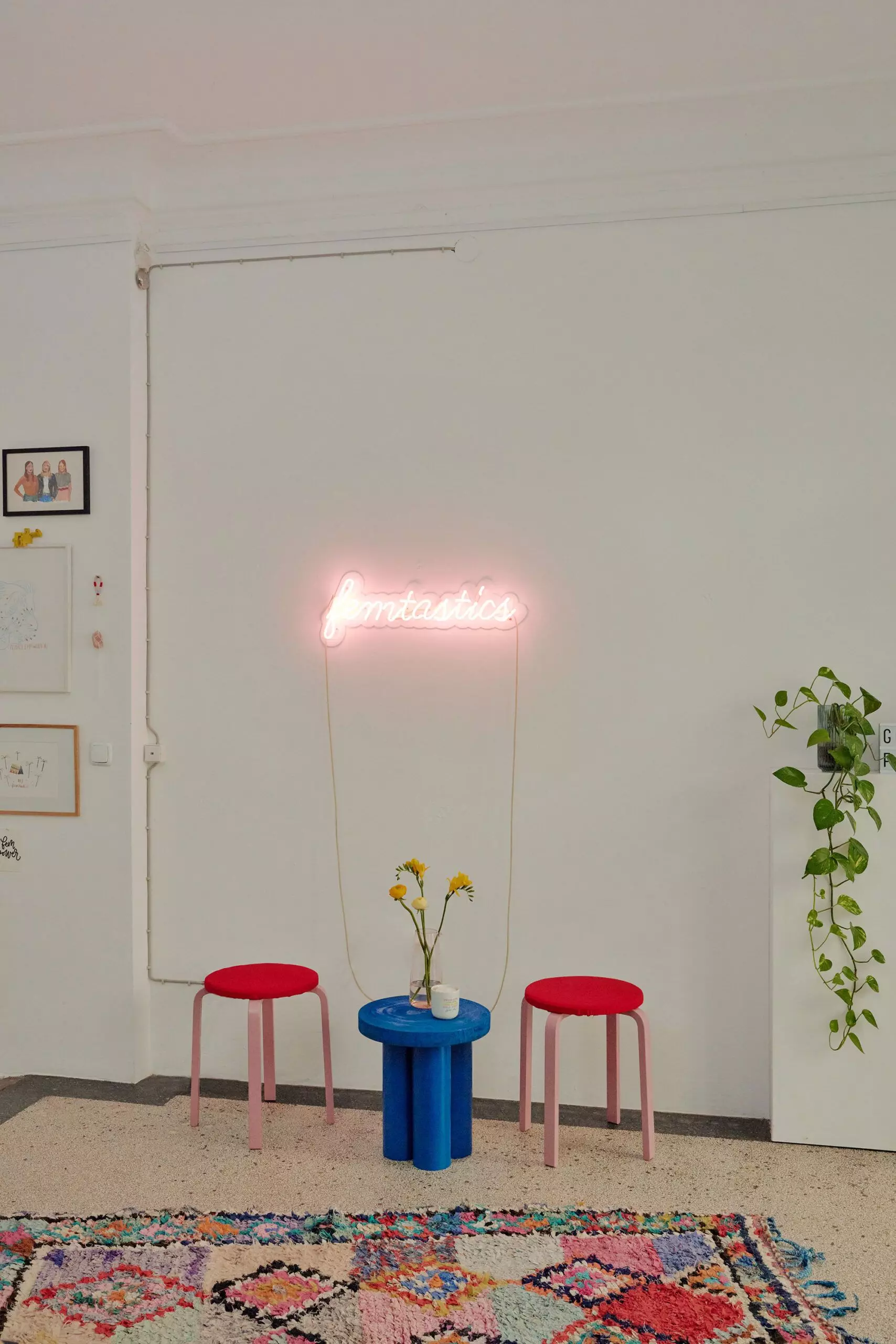 DIY-Projekt Beistelltisch aus Rohren und gepolsterte Hocker – femtastics