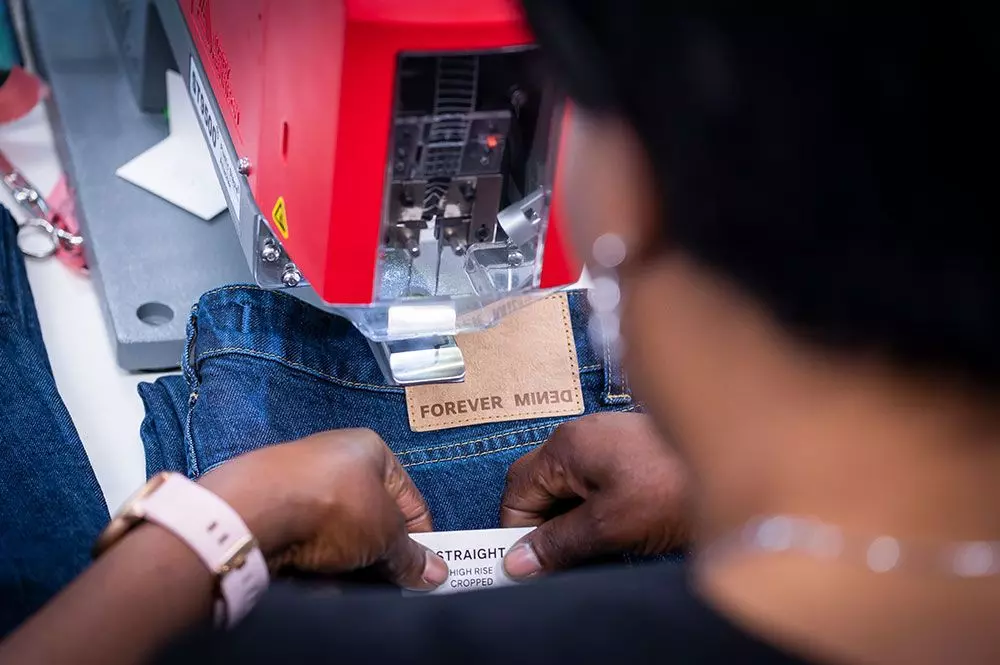 C&A Nachhaltige Jeans-Veredelung in der "FIT" | femtastics