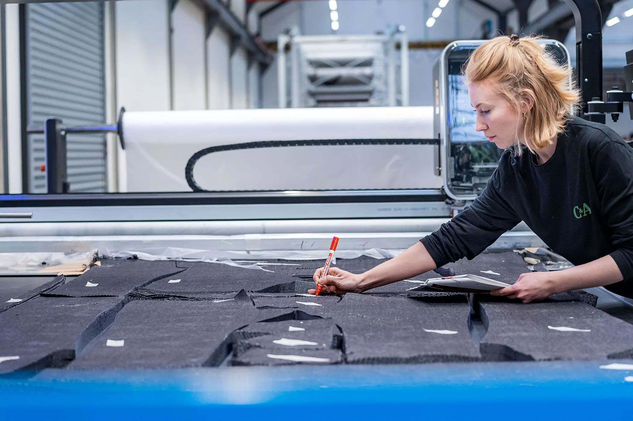 Mitarbeiterin in der "C&A FIT" Textilfabrik | femtastics