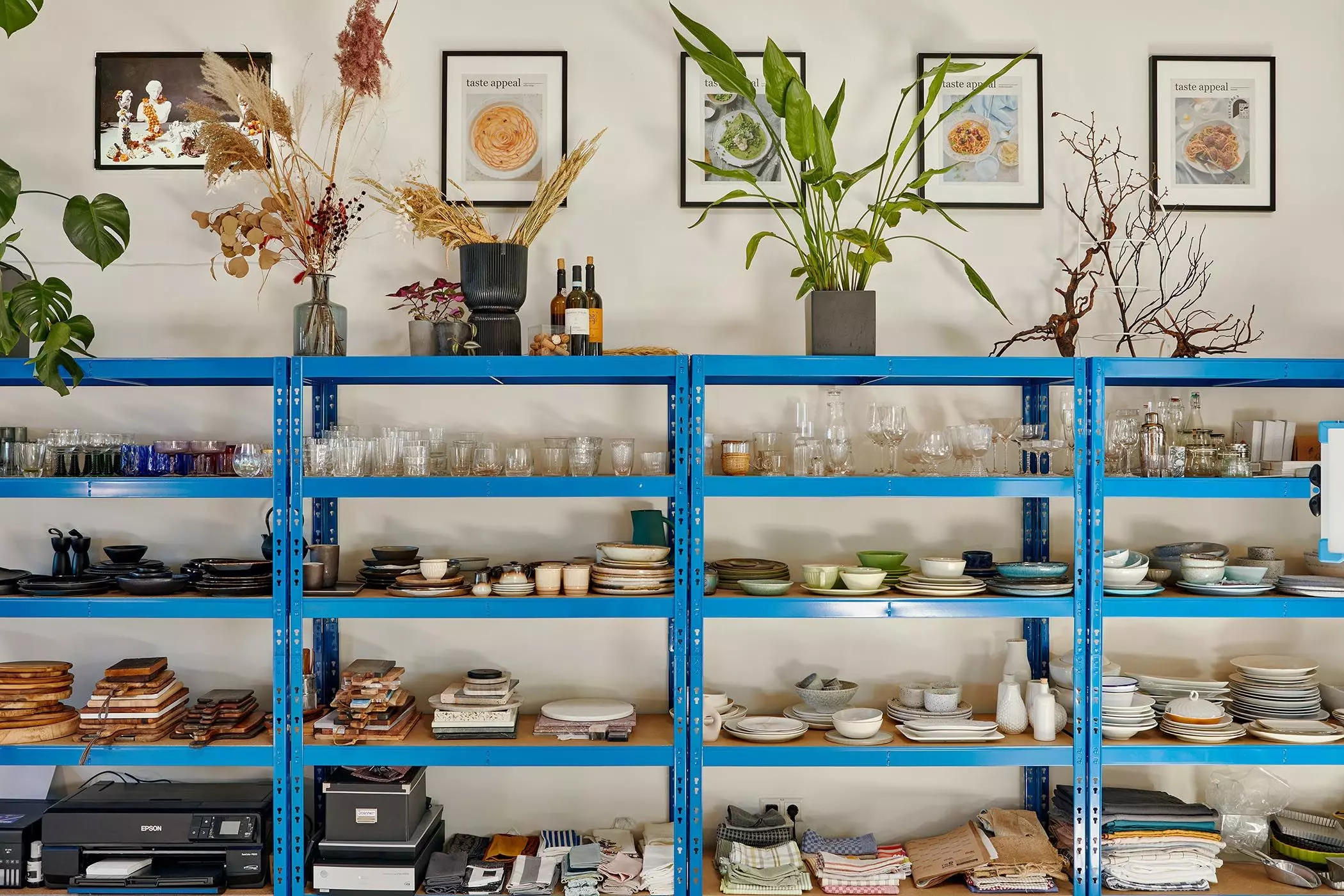 Geschirr im Studio von Foodfotograf Calle Hackenberg | femtastics