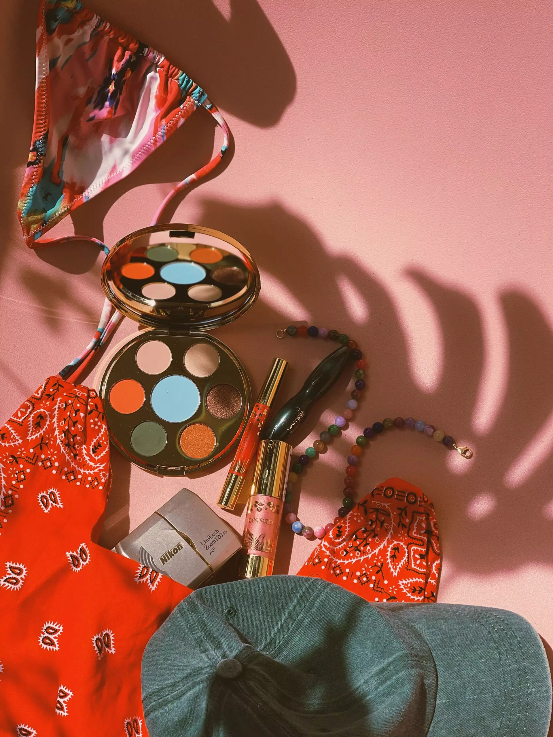 Sommer-Accessoires und Make-Up in bunten Farben - femtastics