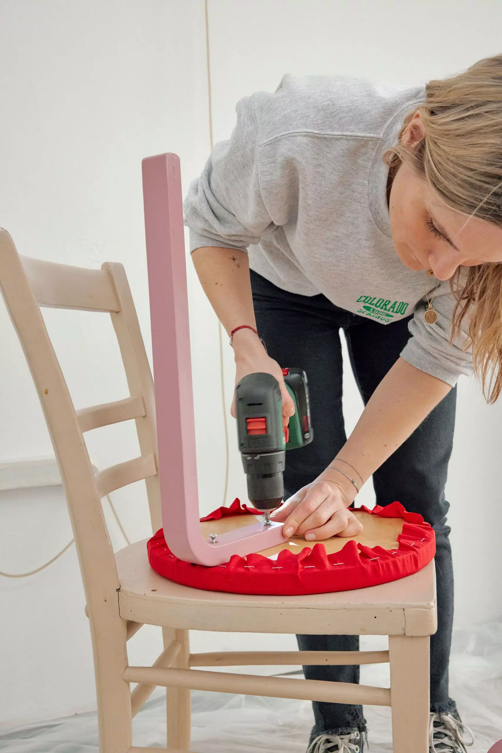 Die Beine werden wieder an den Hocker geschraubt – femtastics