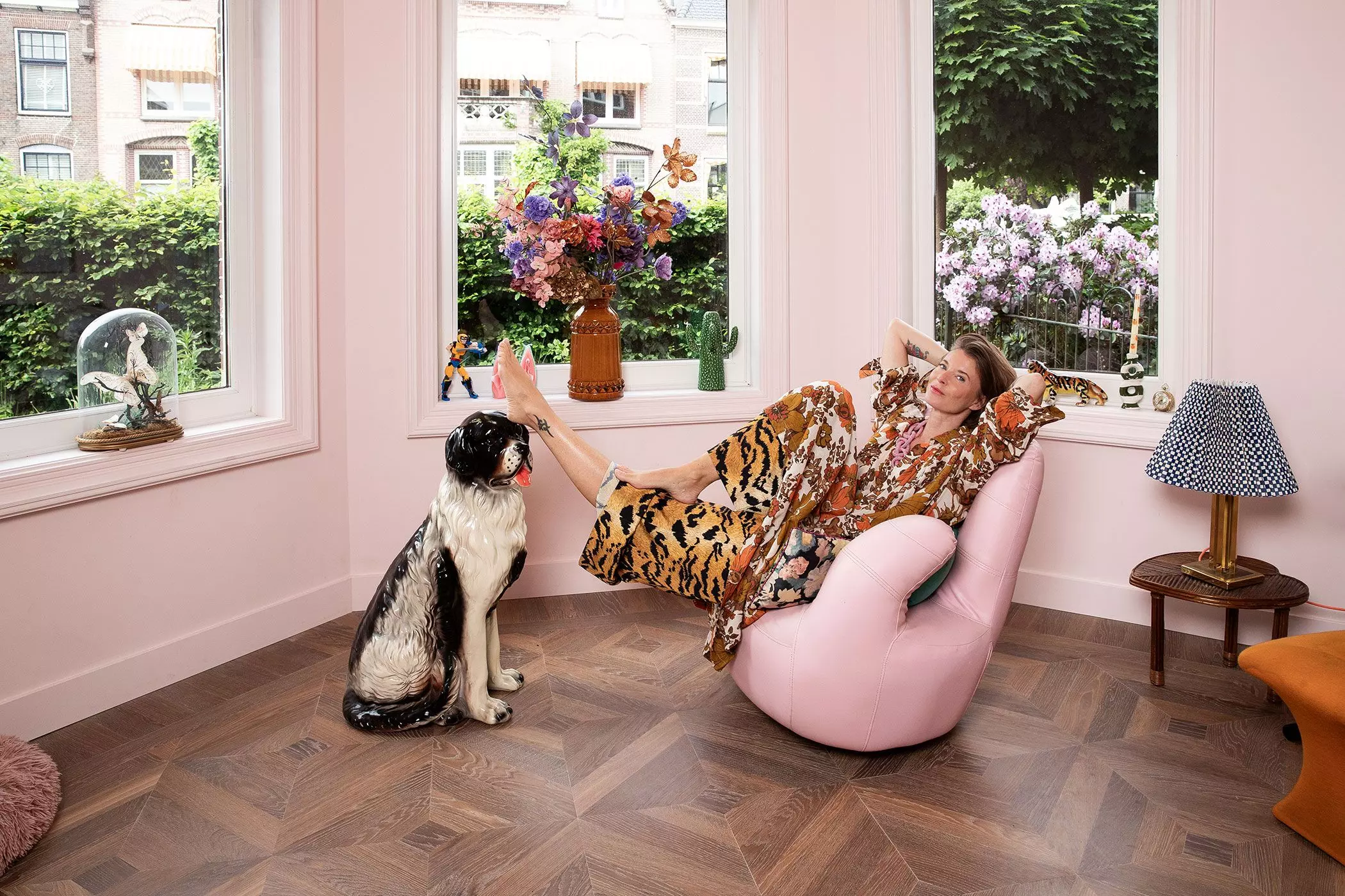 Denise Boomkens in ihrem Zuhause auf einem rosa Sessel