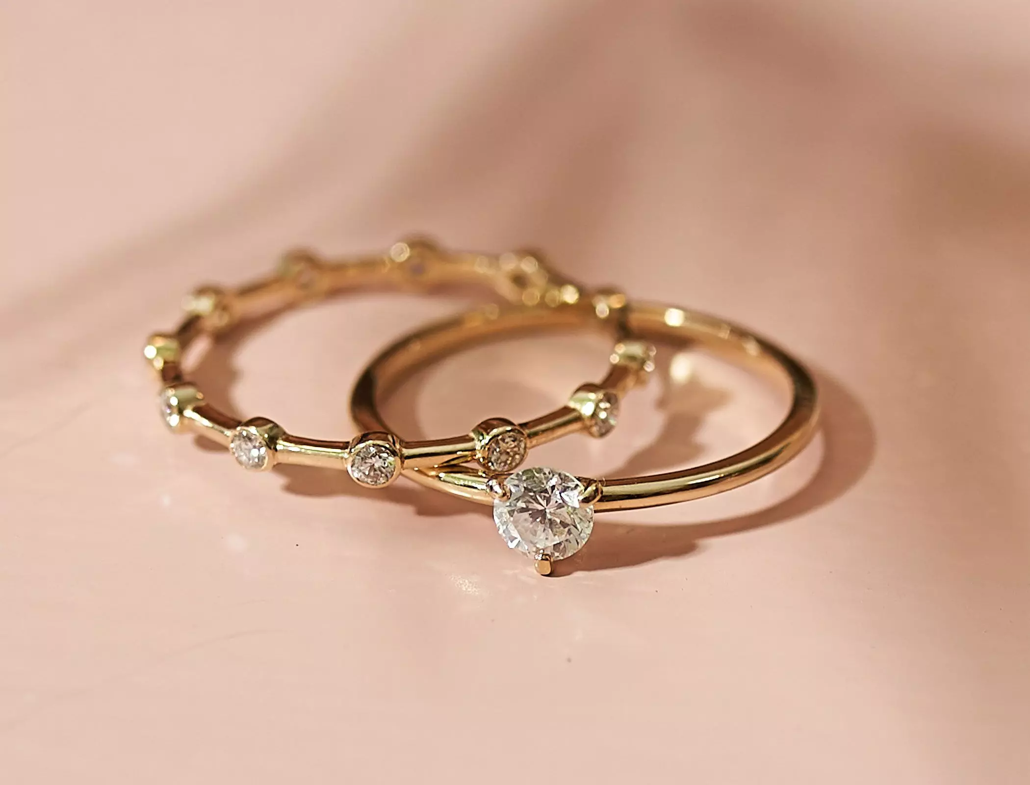 Diamantringe vor rosa Hintergrund – femtastics