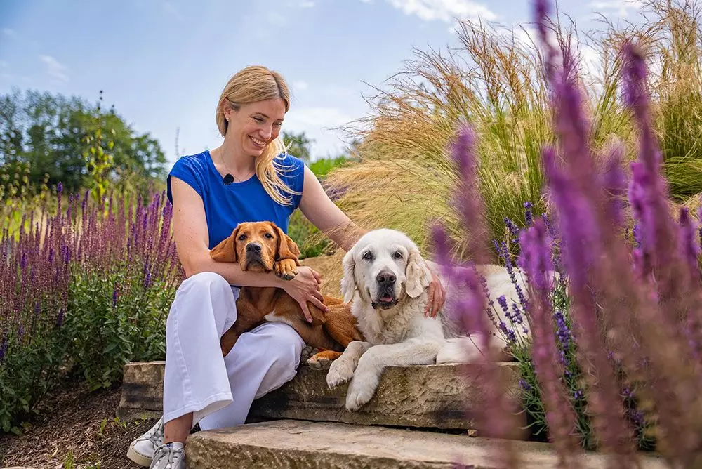 Dog's Love Gründerin Katharina Miklauz mit Hunden draußen