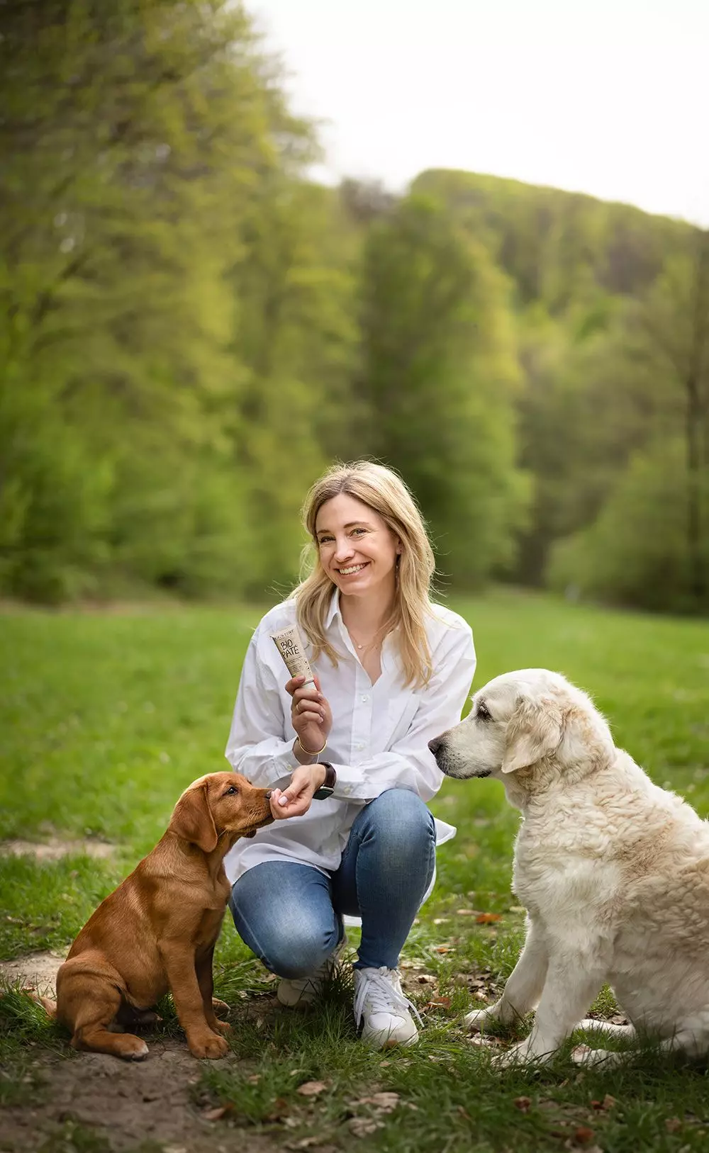 Dog's Love Gründerin Katharina Miklauz mit Hunden