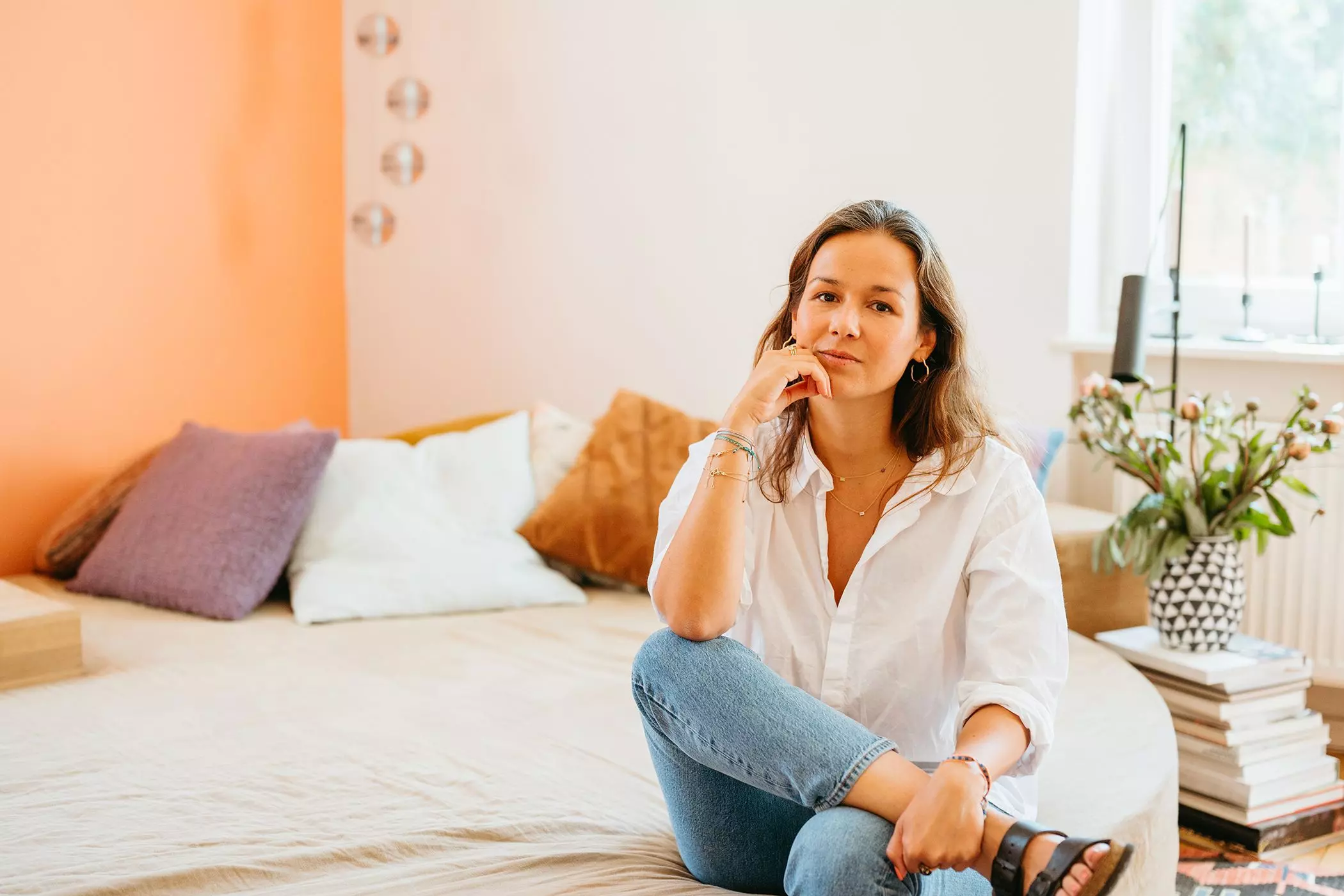 Guya Merkle sitzt auf ihrem Daybed | femtastics