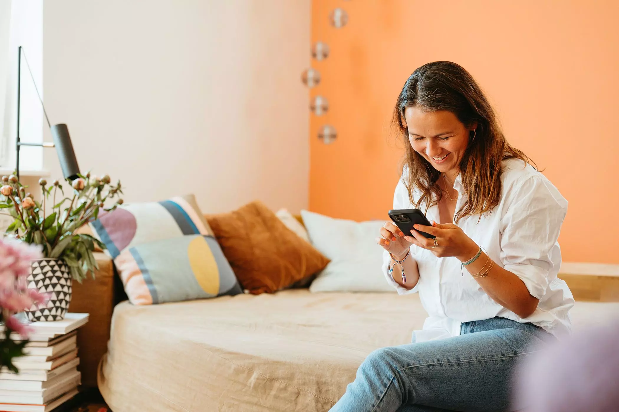 Guya Merkle sitzt auf ihrem Daybed | femtastics