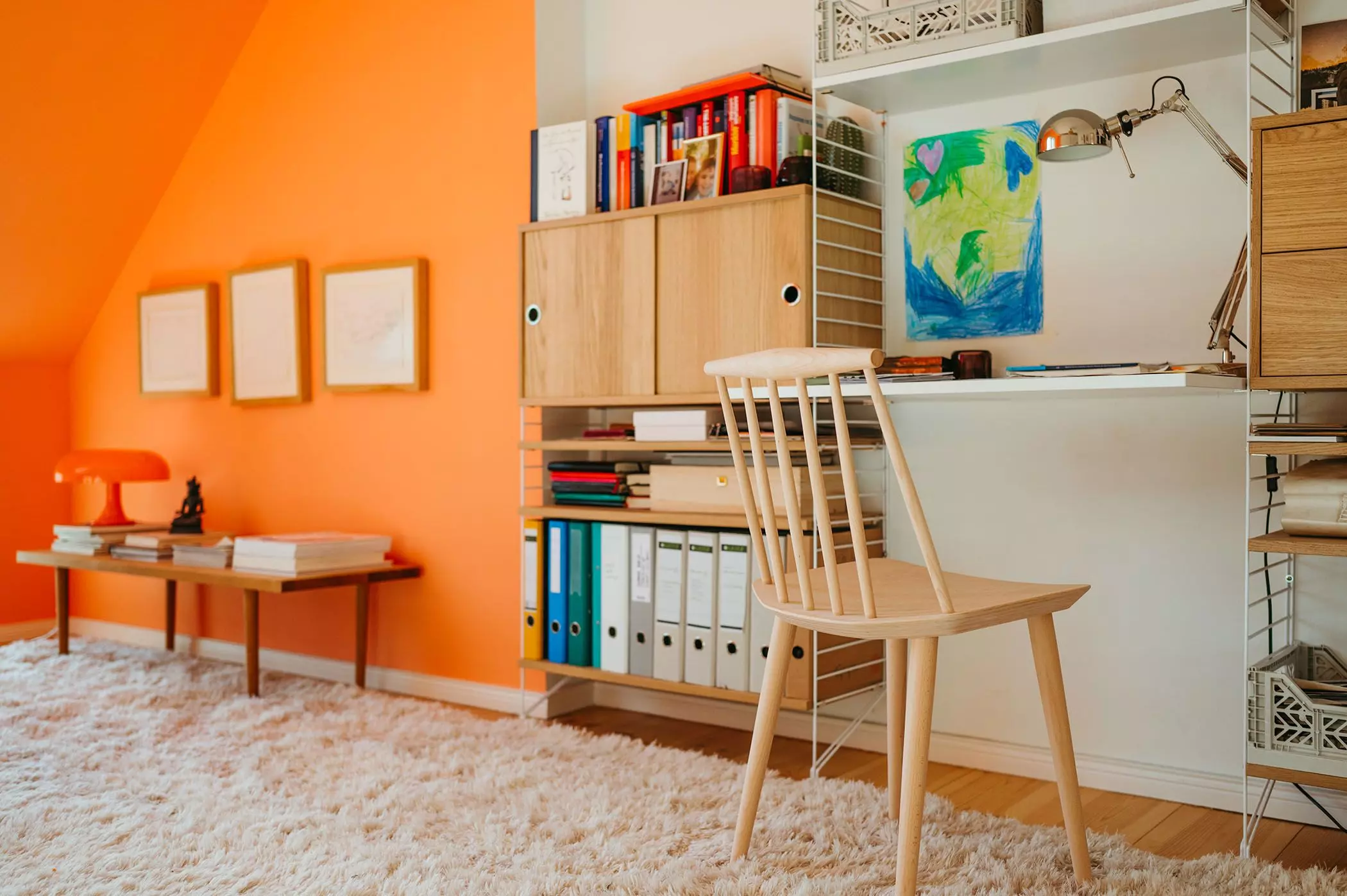 Orangefarbene Wand im Arbeitszimmer von Guya Merkle | femtastics