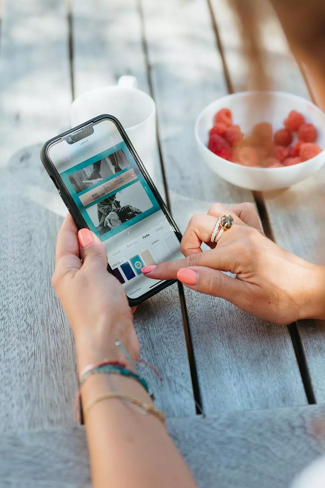 Unternehmerin Guya Merkle arbeitet auf ihrem Smartphone mit Adobe Express | femtastics