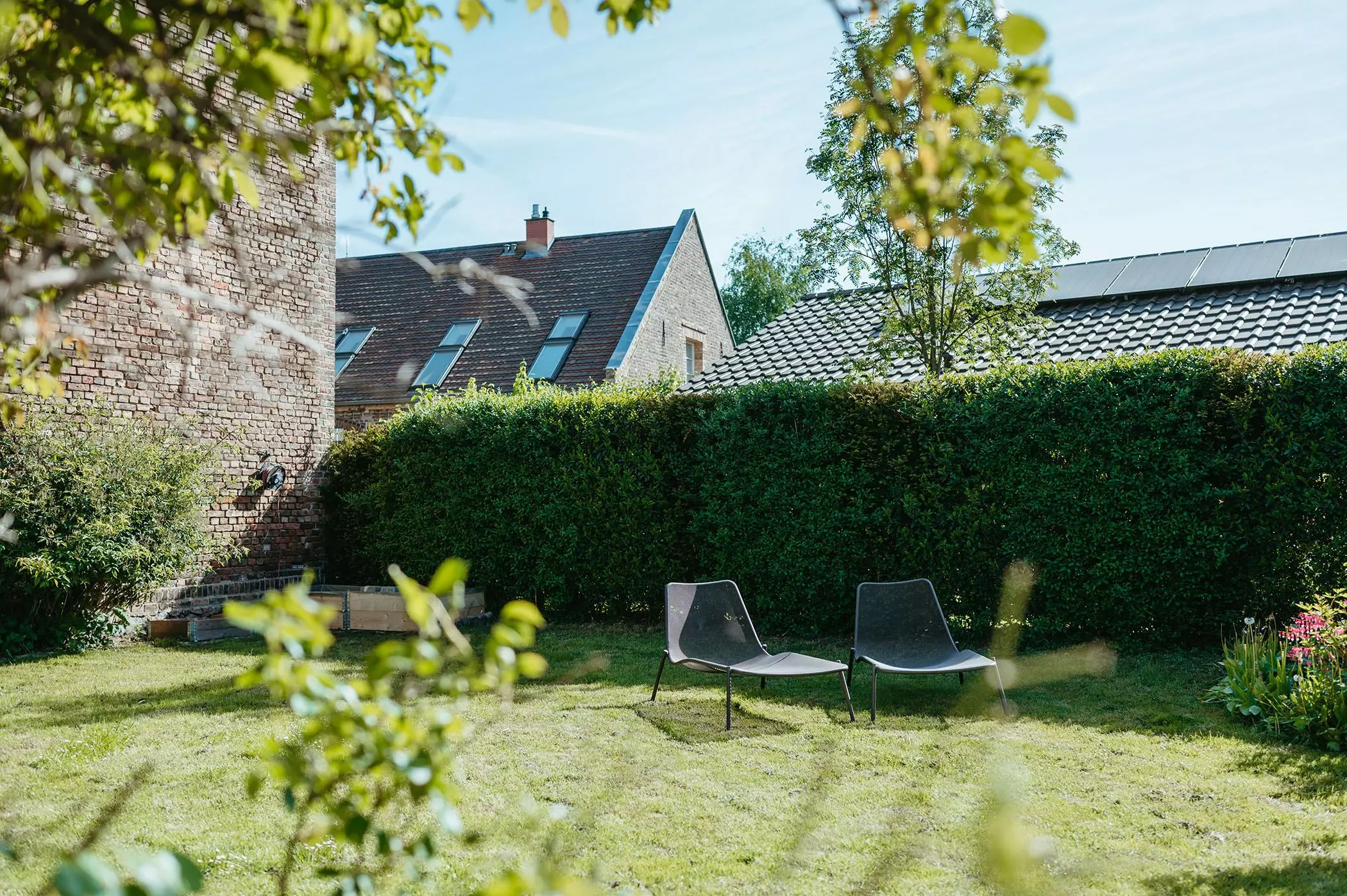 Zwei Liegestühle im Garten von Guya Merkle | femtastics