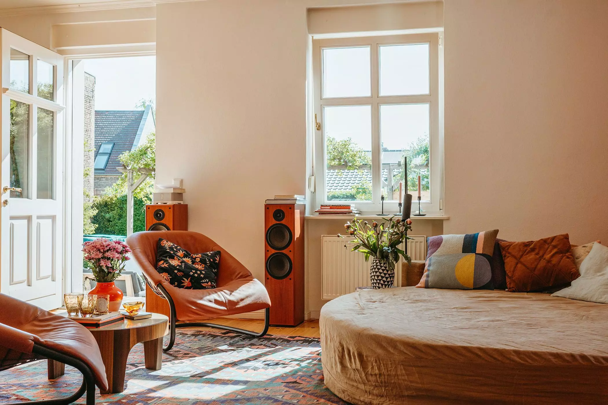 Wohnzimmer mit Daybed und Zugang zur Terrasse | femtastics