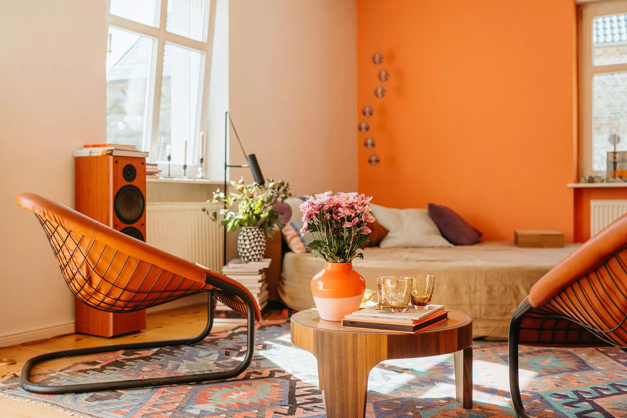 Orangefarbenes Wohnzimmer im Haus von Guya Merkle | femtastics
