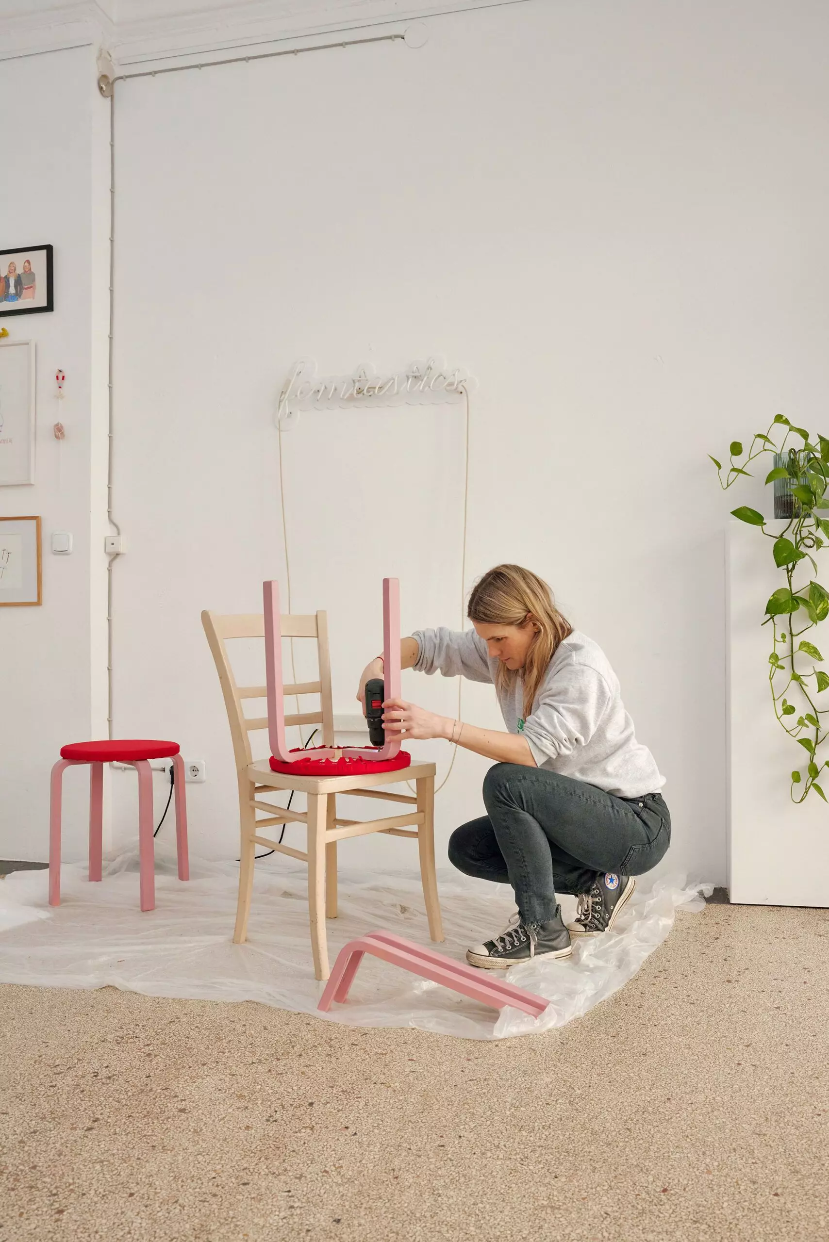 Beine werden an Hocker geschraubt - femtastics