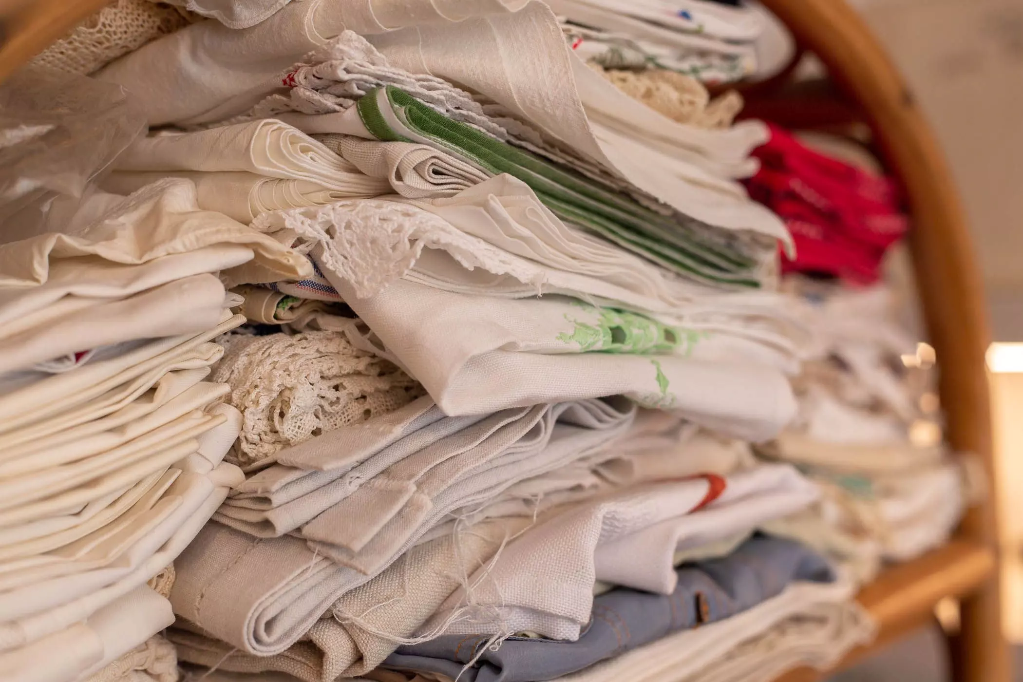 Alte Stoffe in der Werkstatt vom Label Faible and Failure - femtastics